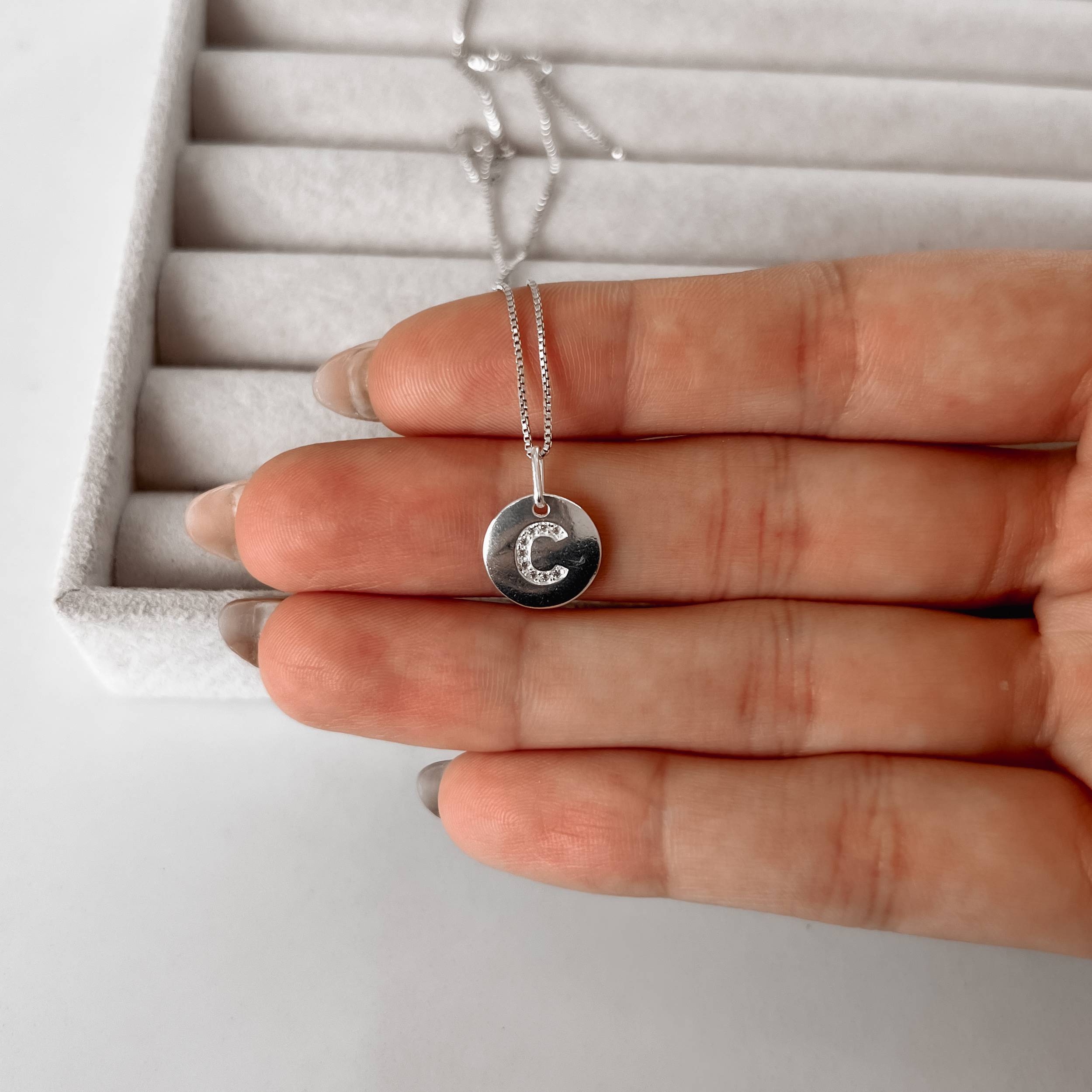 Colar pingente medalha letra C cravejada 15mm 45cm