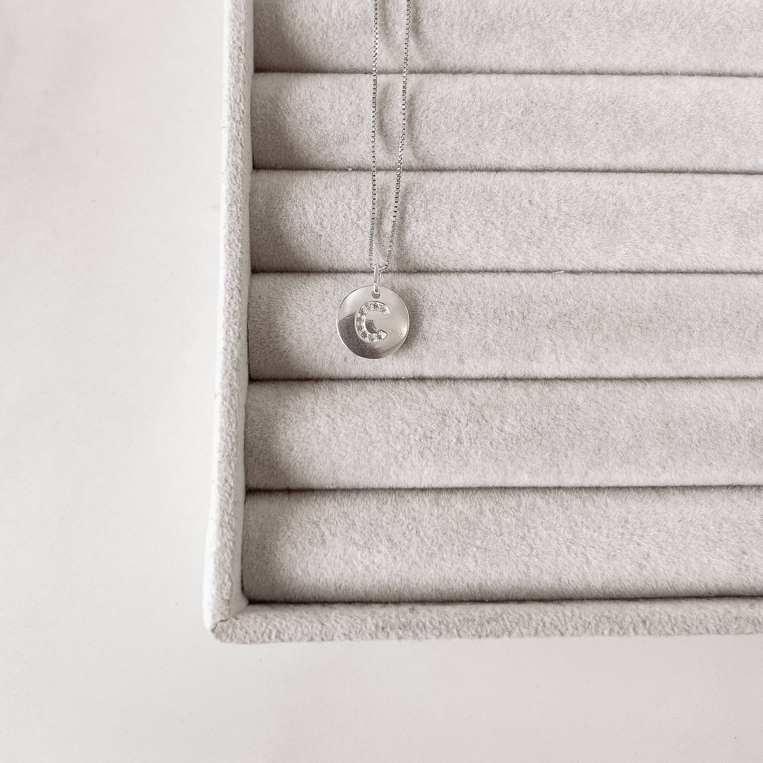 Imagem Secundária Colar pingente medalha letra C cravejada 15mm 45cm