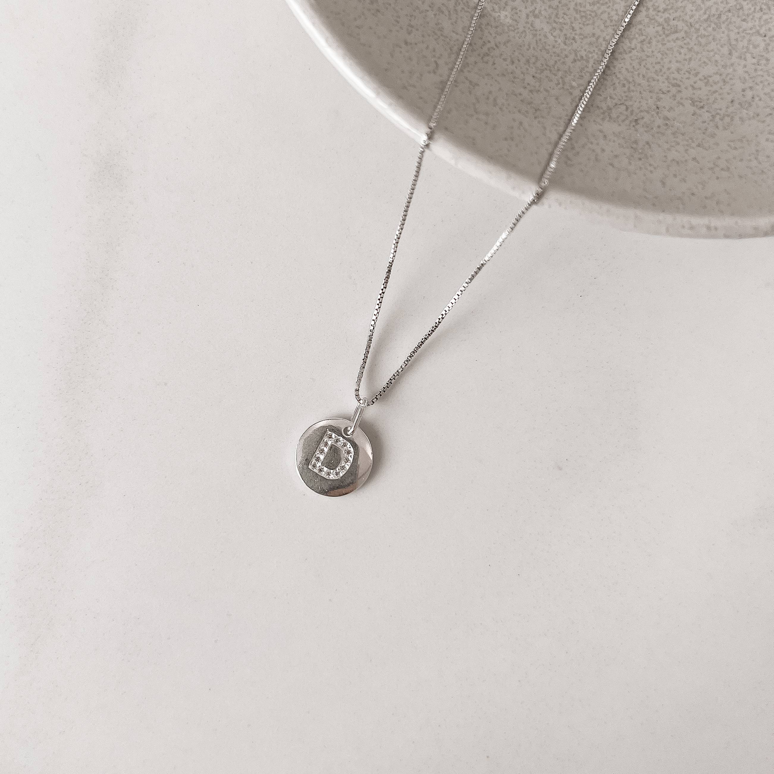 Imagem Colar pingente medalha letra D cravejada 15mm 45cm