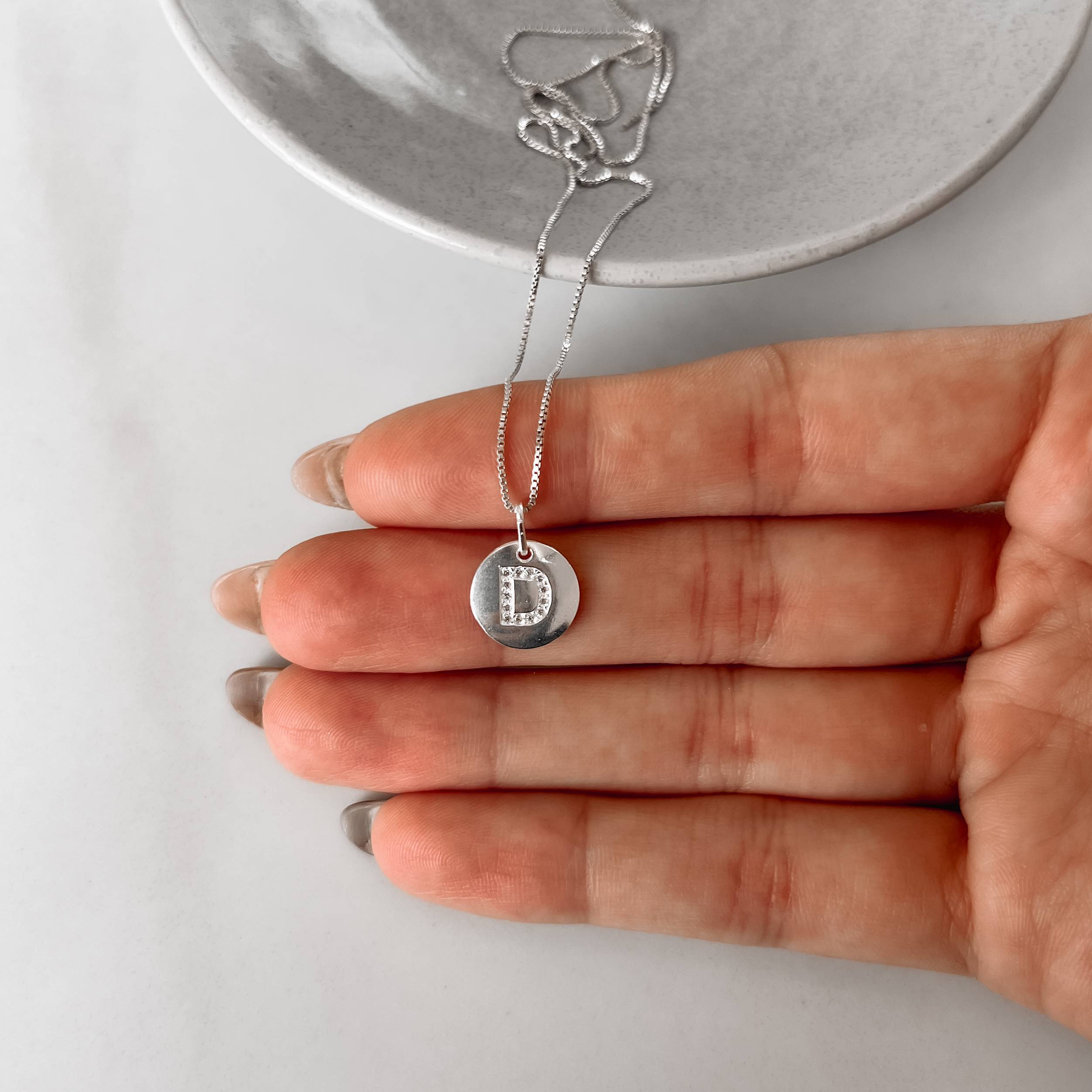 Imagem Secundária Colar pingente medalha letra D cravejada 15mm 45cm