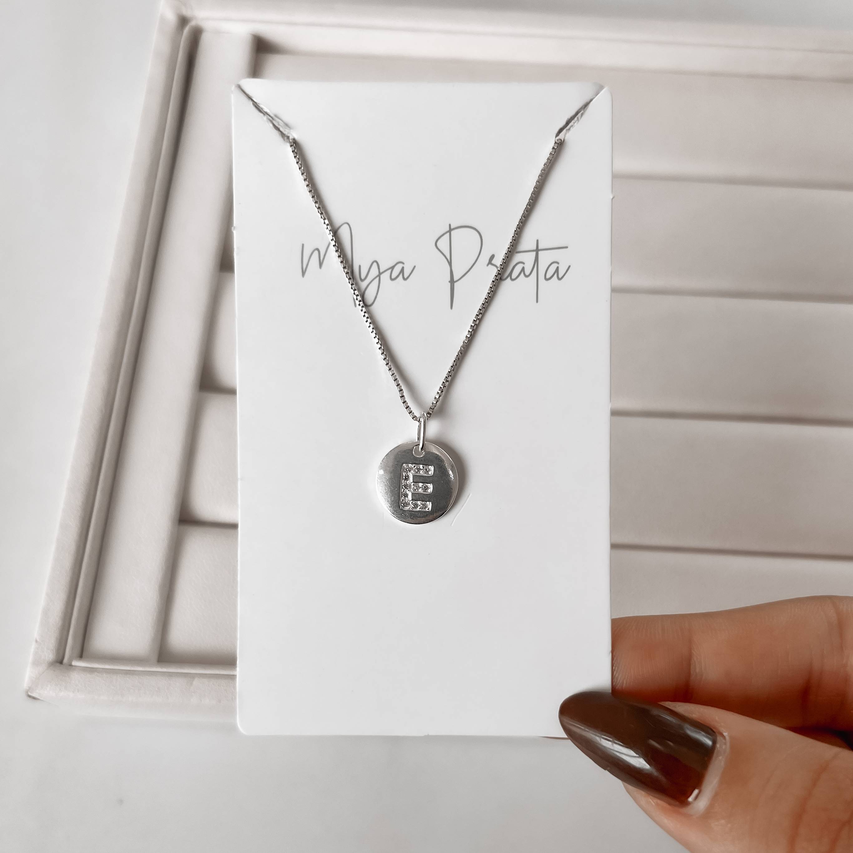 Colar pingente medalha letra E cravejada 15mm 45cm