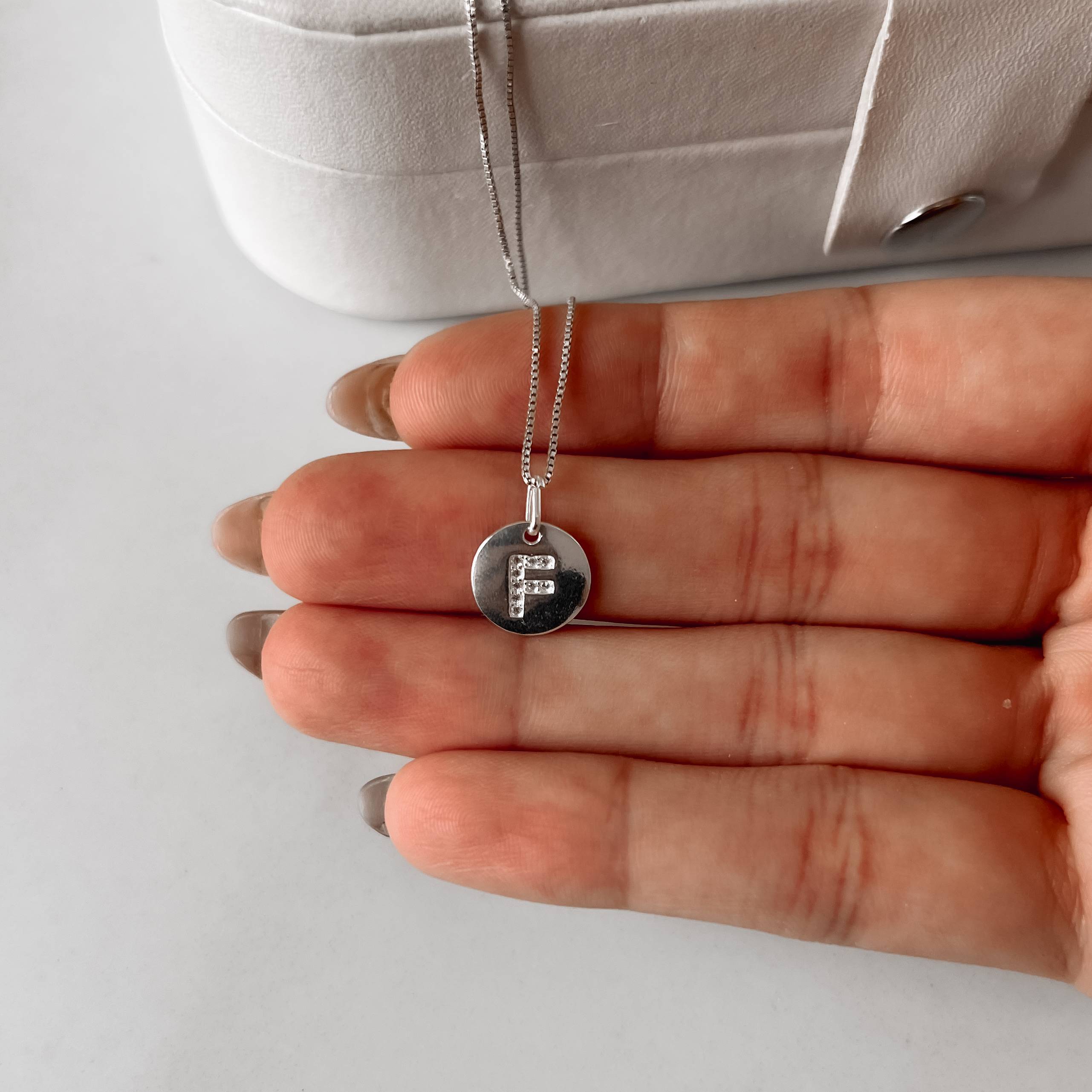 Imagem Colar pingente medalha letra F cravejada 15mm 45cm