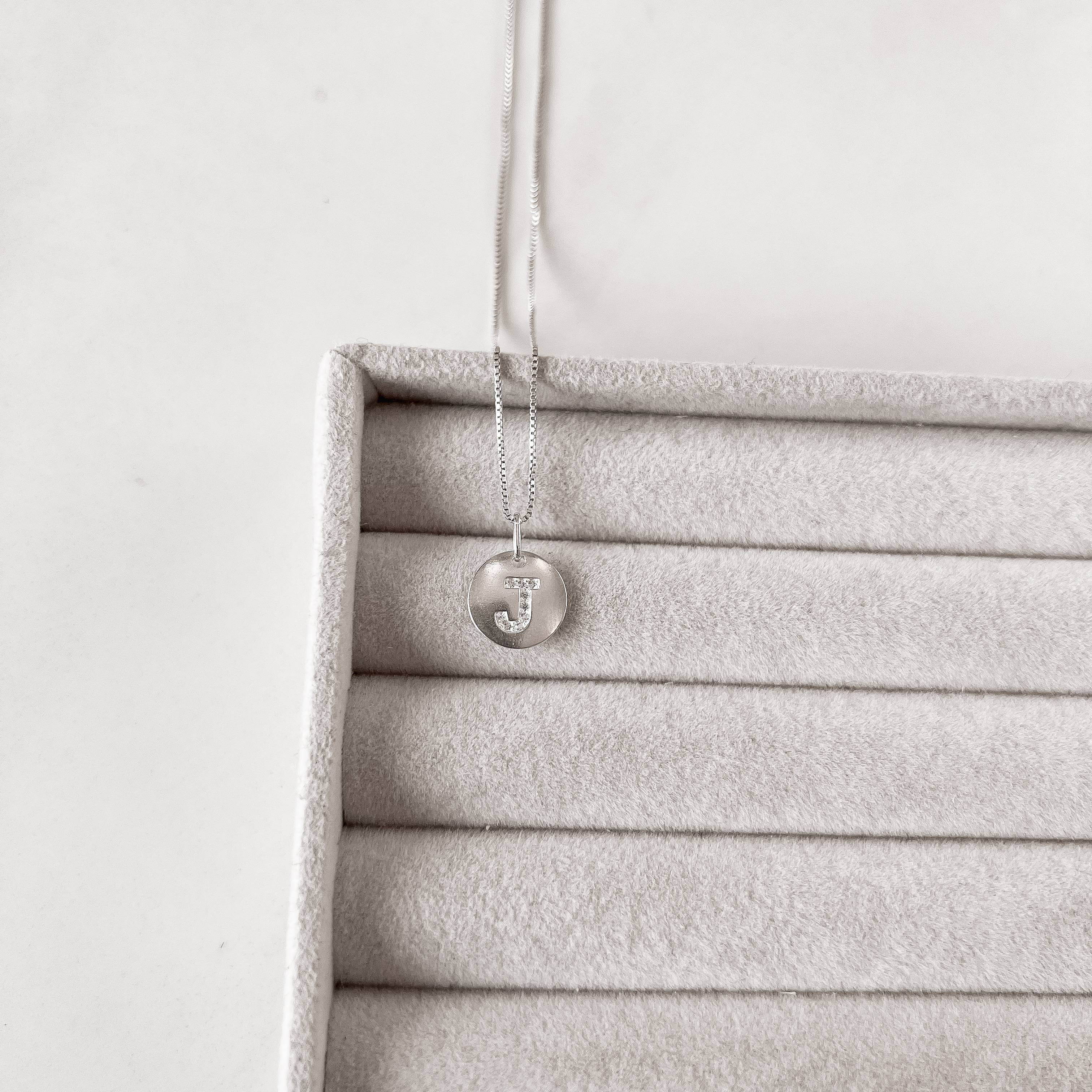 Imagem Colar pingente medalha letra J cravejada 15mm 45cm