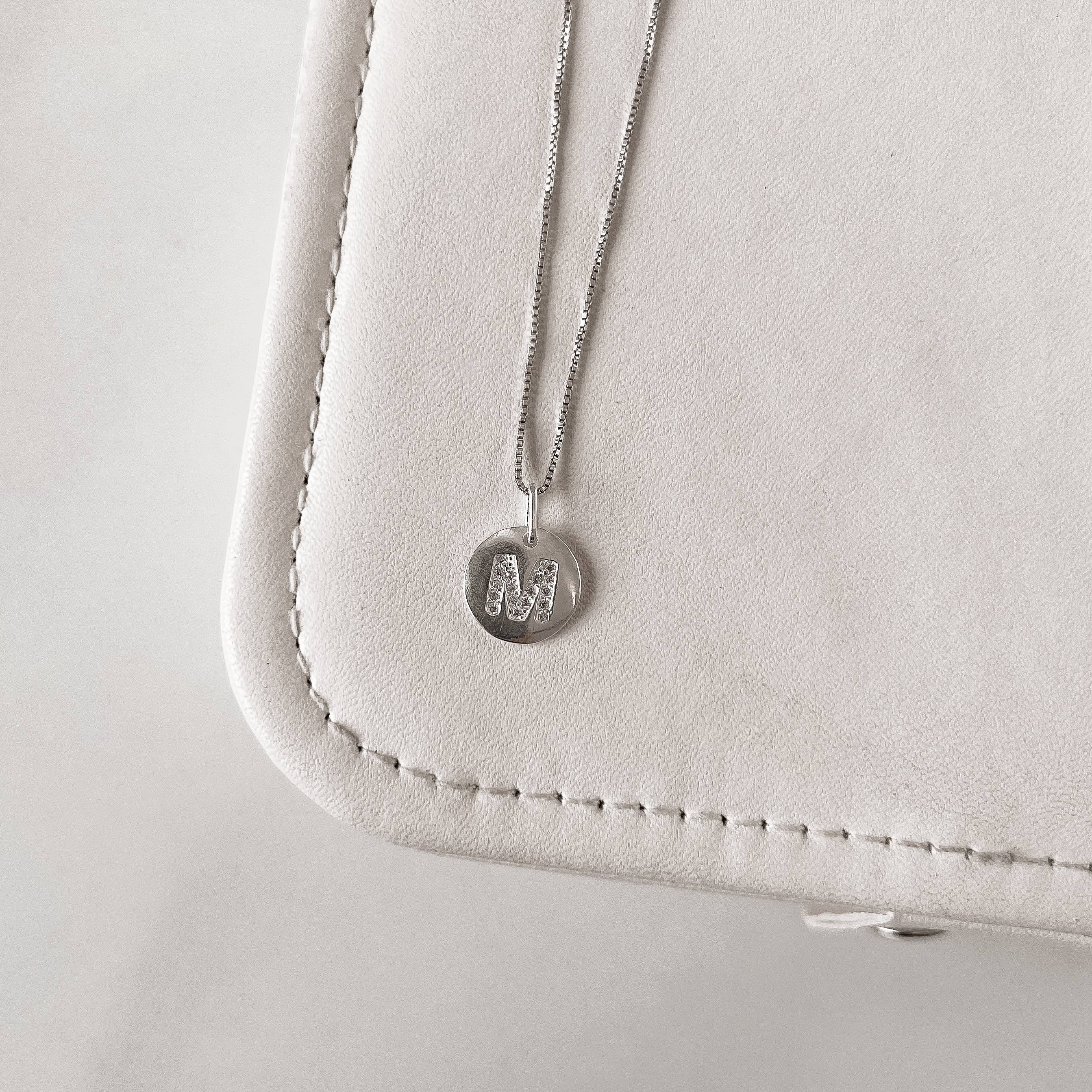 Imagem Colar pingente medalha letra M cravejada 15mm 45cm