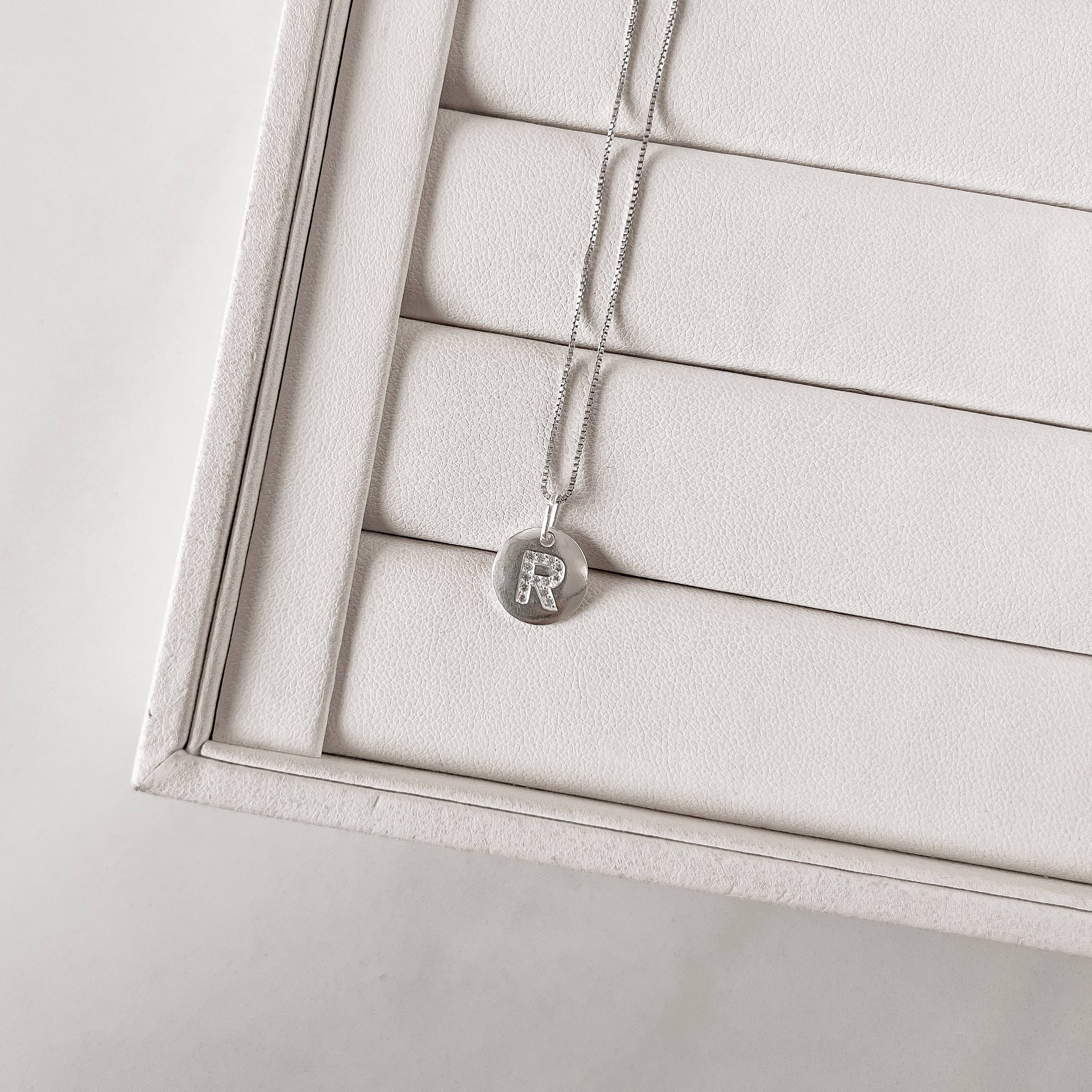 Imagem Colar pingente medalha letra R cravejada 15mm 45cm