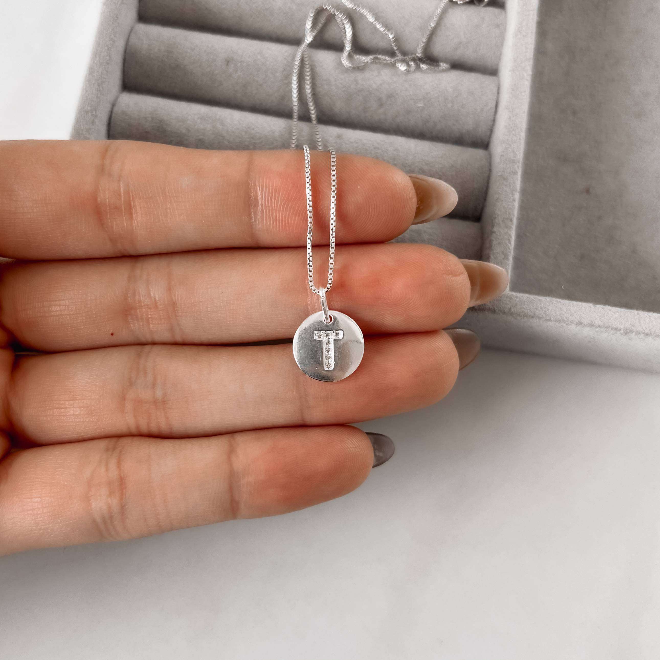 Imagem Colar pingente medalha letra T cravejada 15mm 45cm