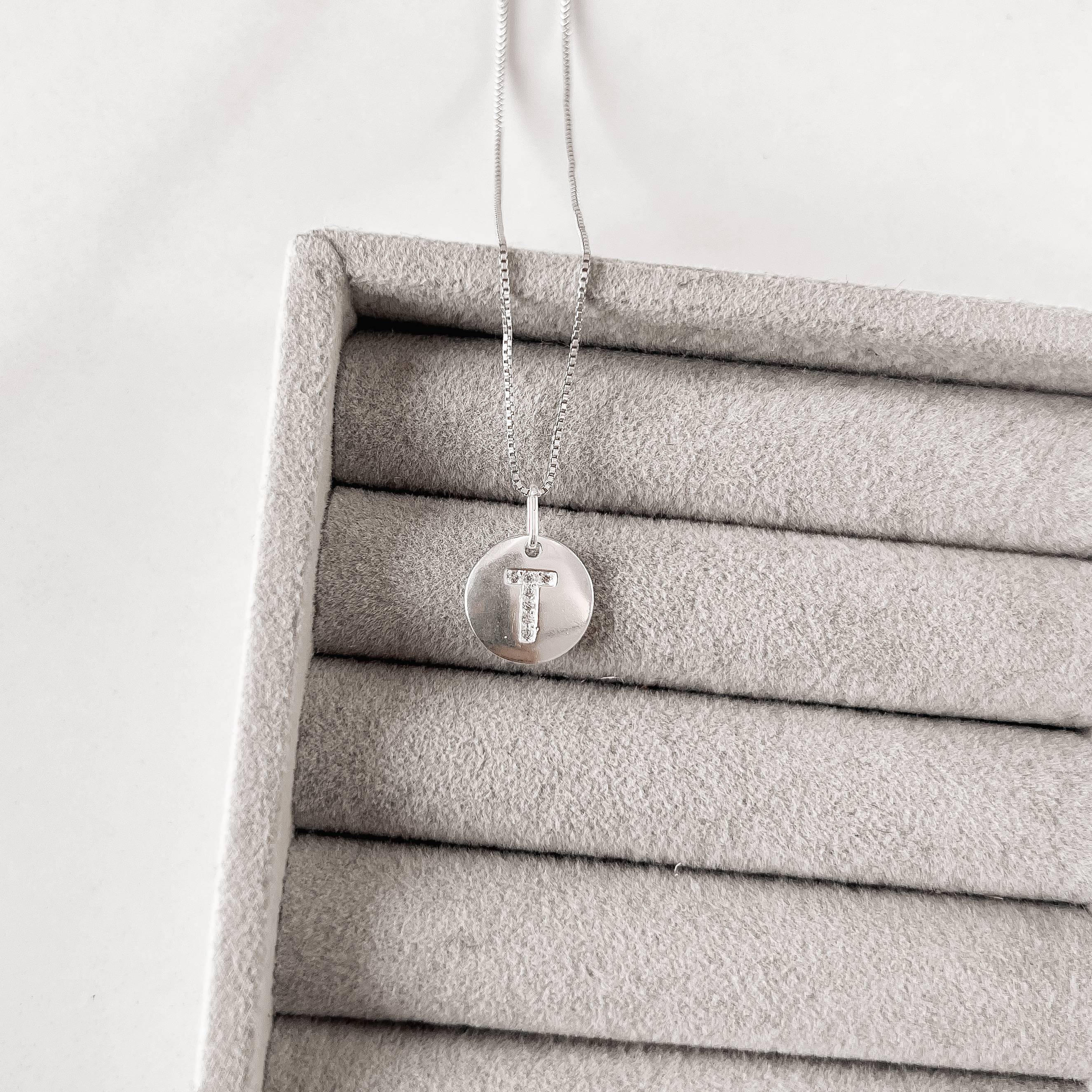 Imagem Secundária Colar pingente medalha letra T cravejada 15mm 45cm