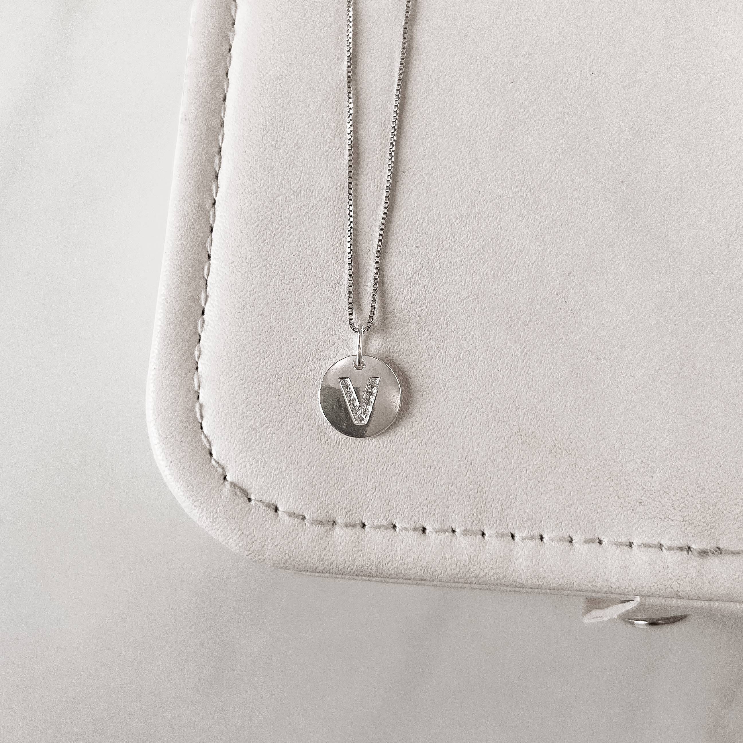 Imagem Colar pingente medalha letra V cravejada 15mm 45cm