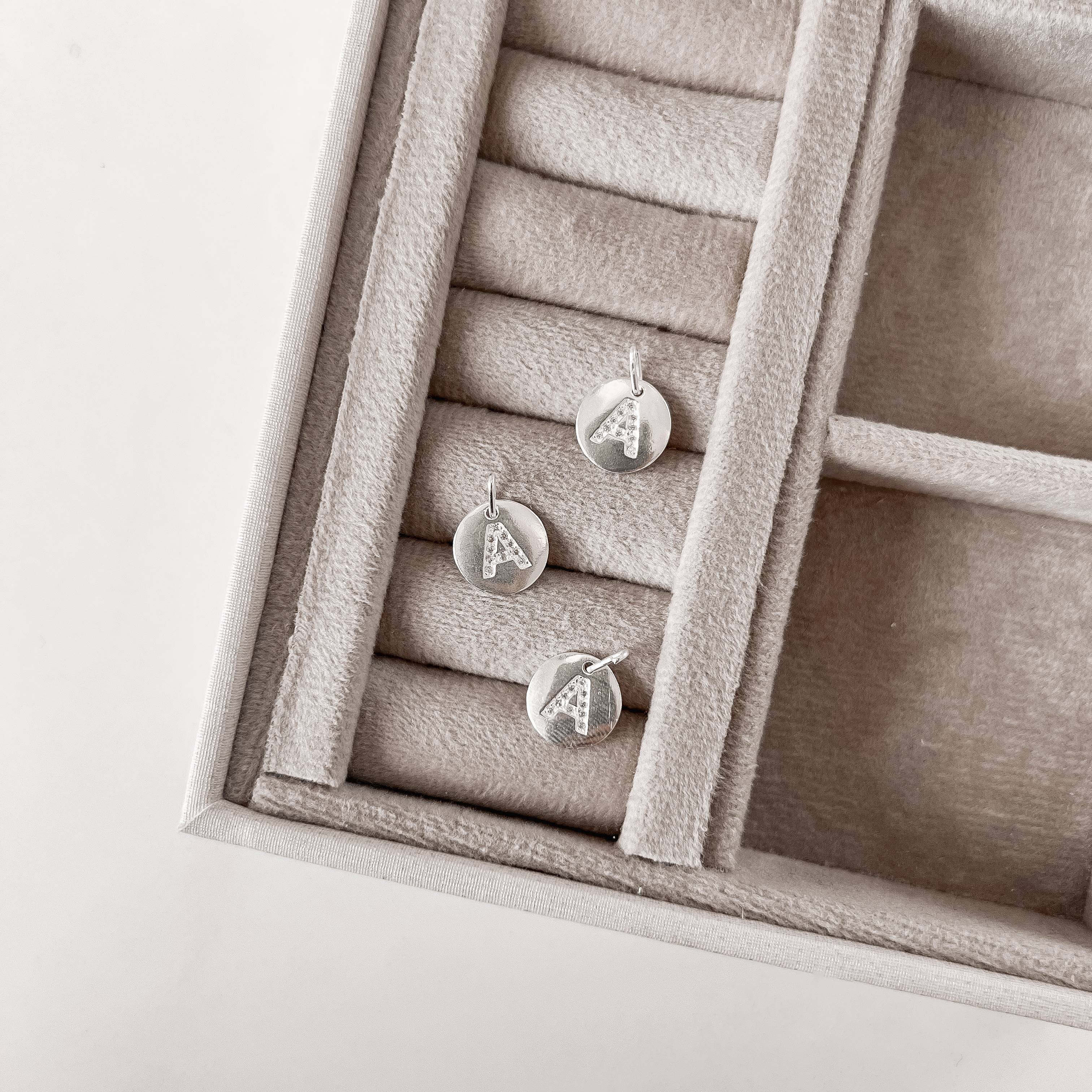 Pingente medalha letra A cravejada 15mm