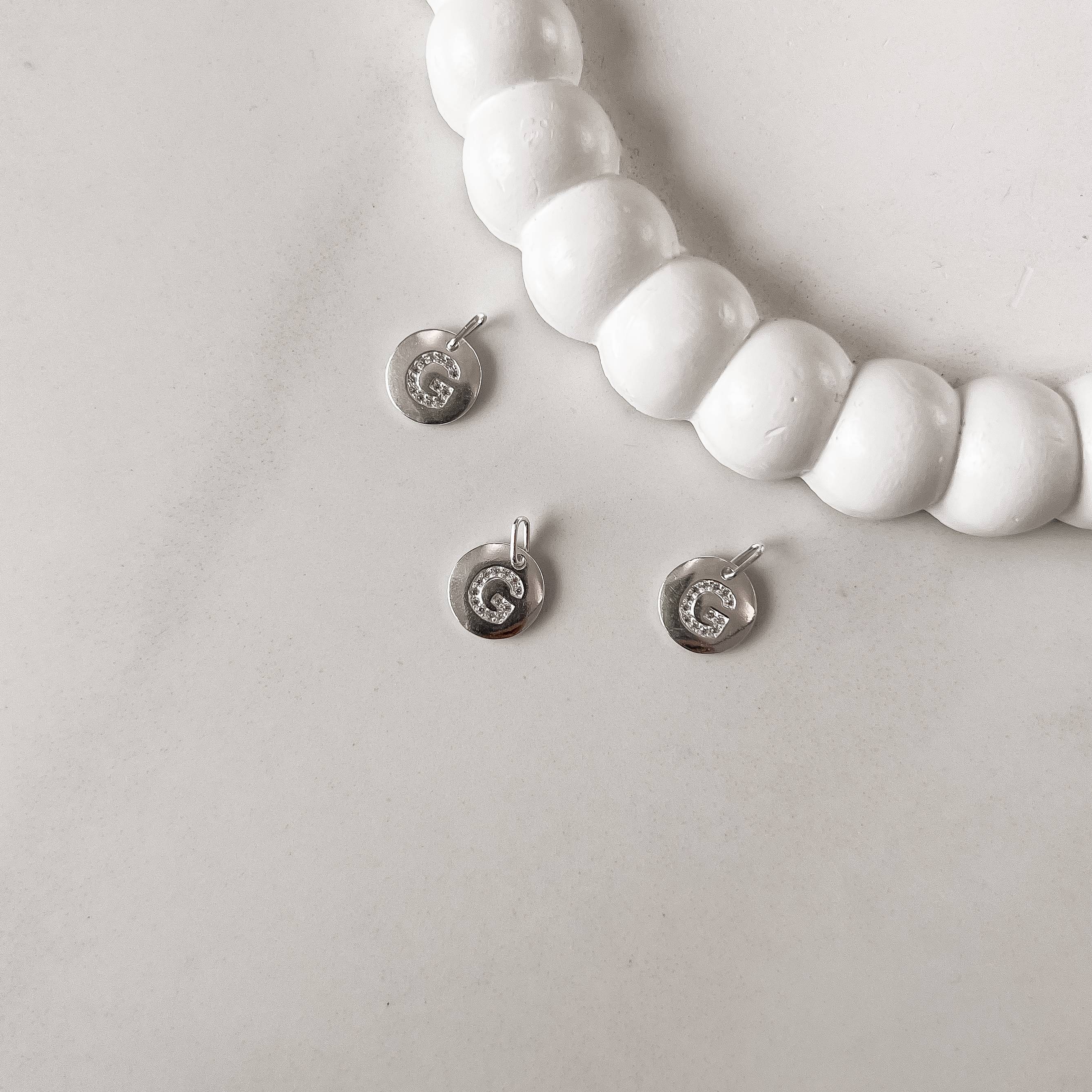 Pingente medalha letra G cravejada 15mm