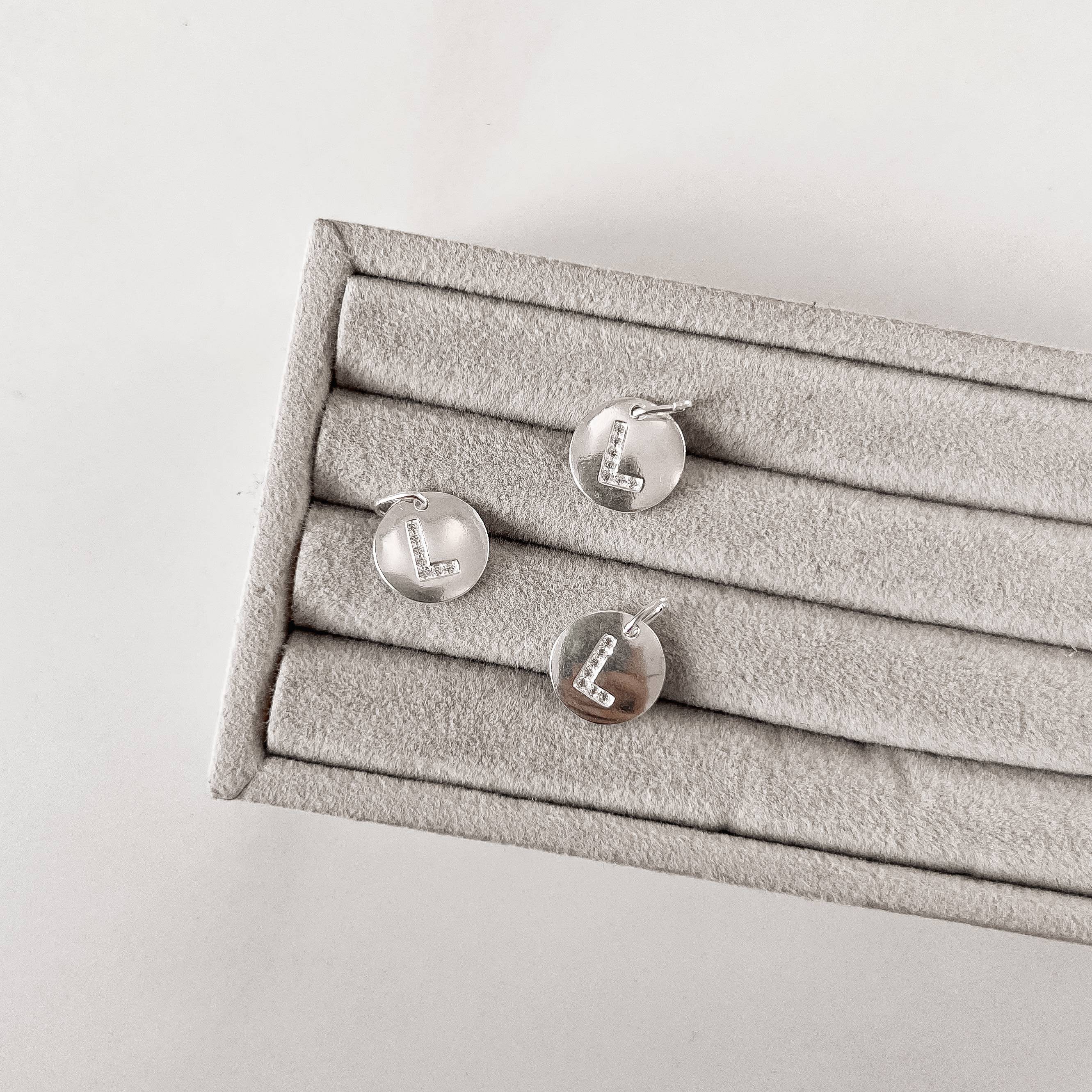 Pingente medalha letra L cravejada 15mm