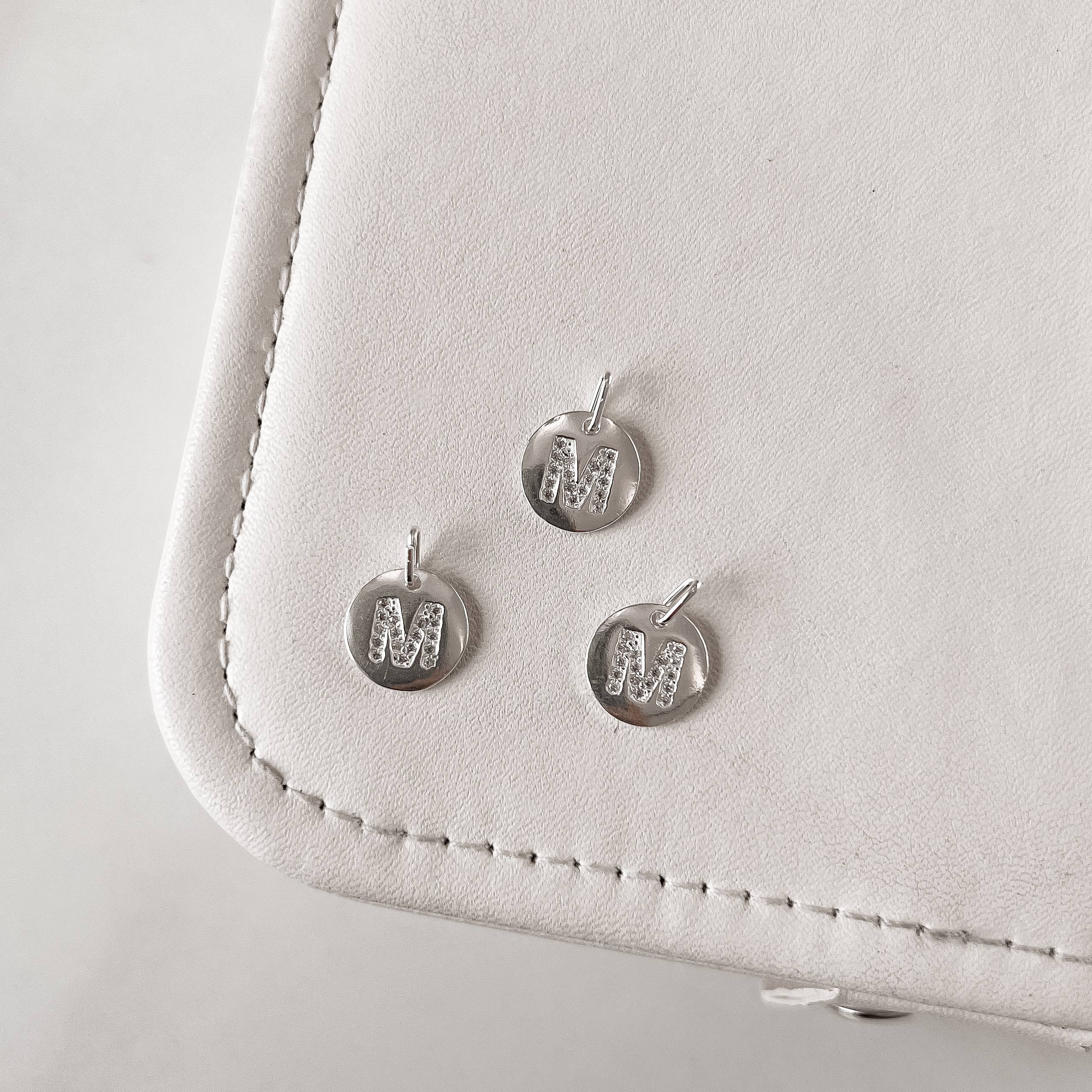 Pingente medalha letra M cravejada 15mm