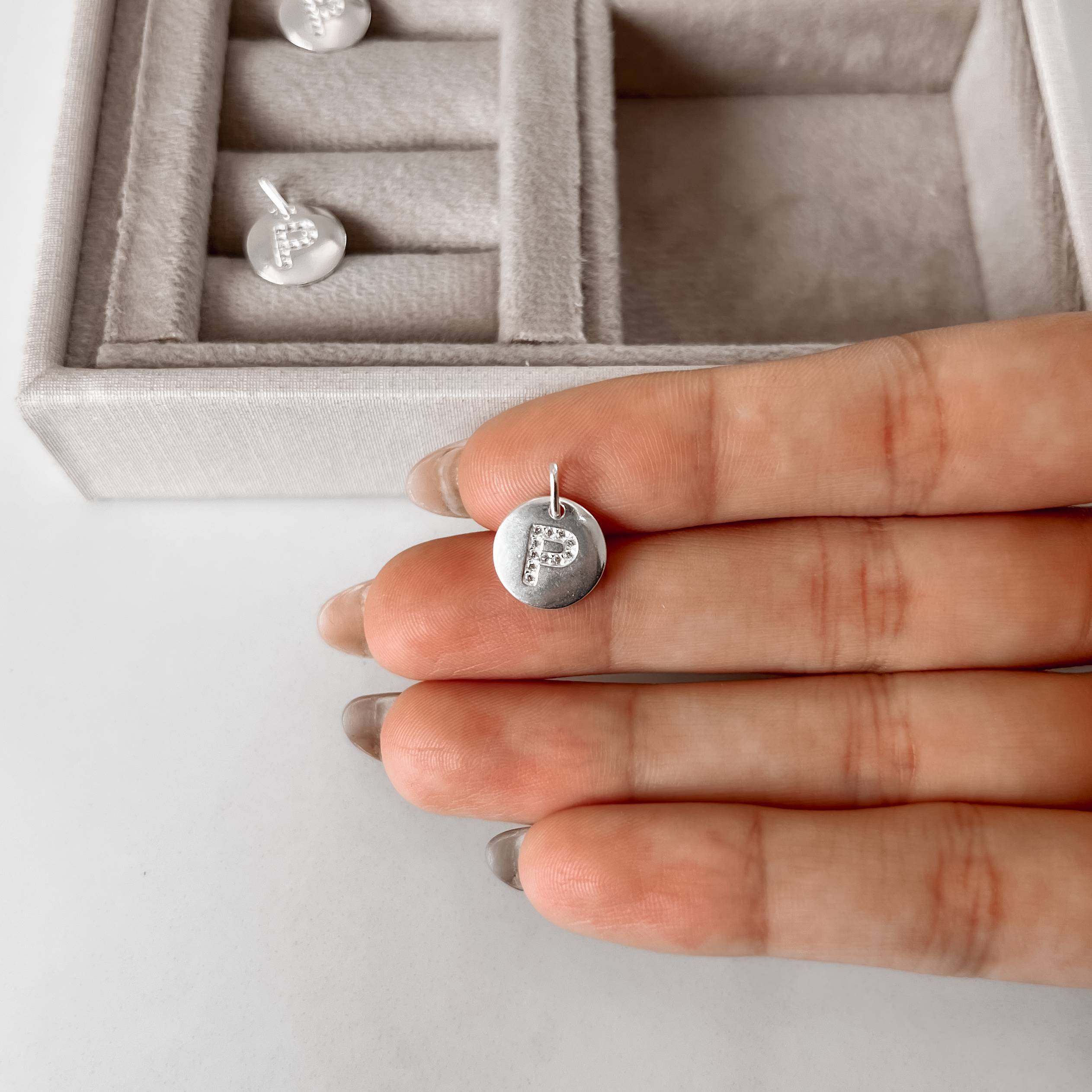 Pingente medalha letra P cravejada 15mm