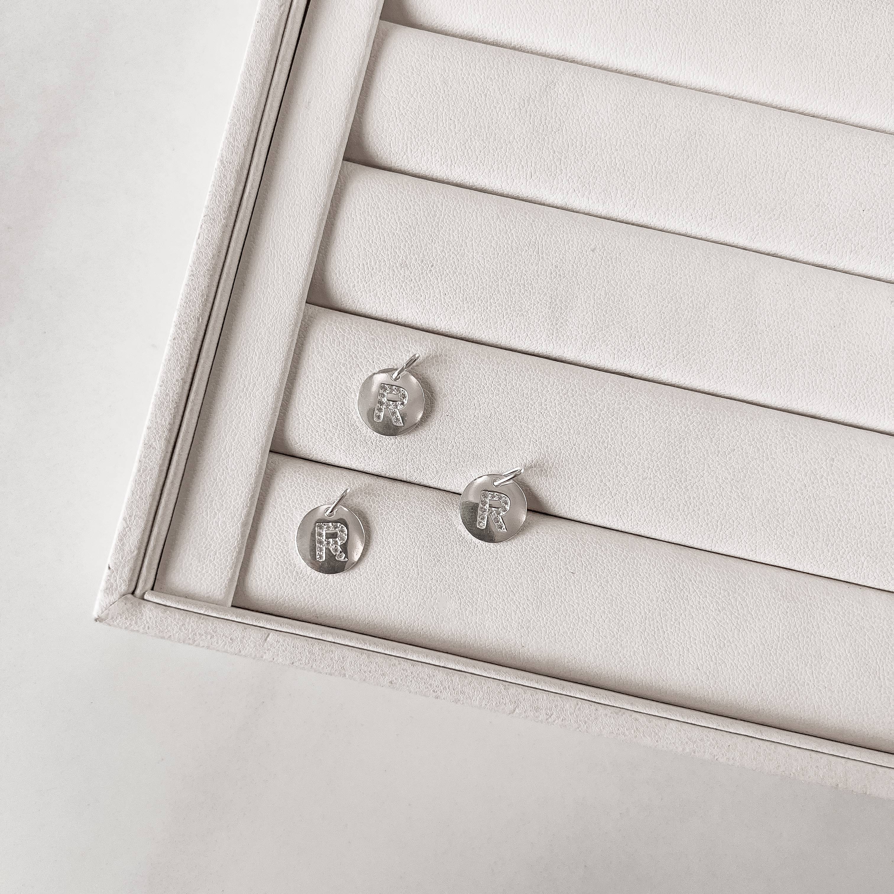 Pingente medalha letra R cravejada 15mm