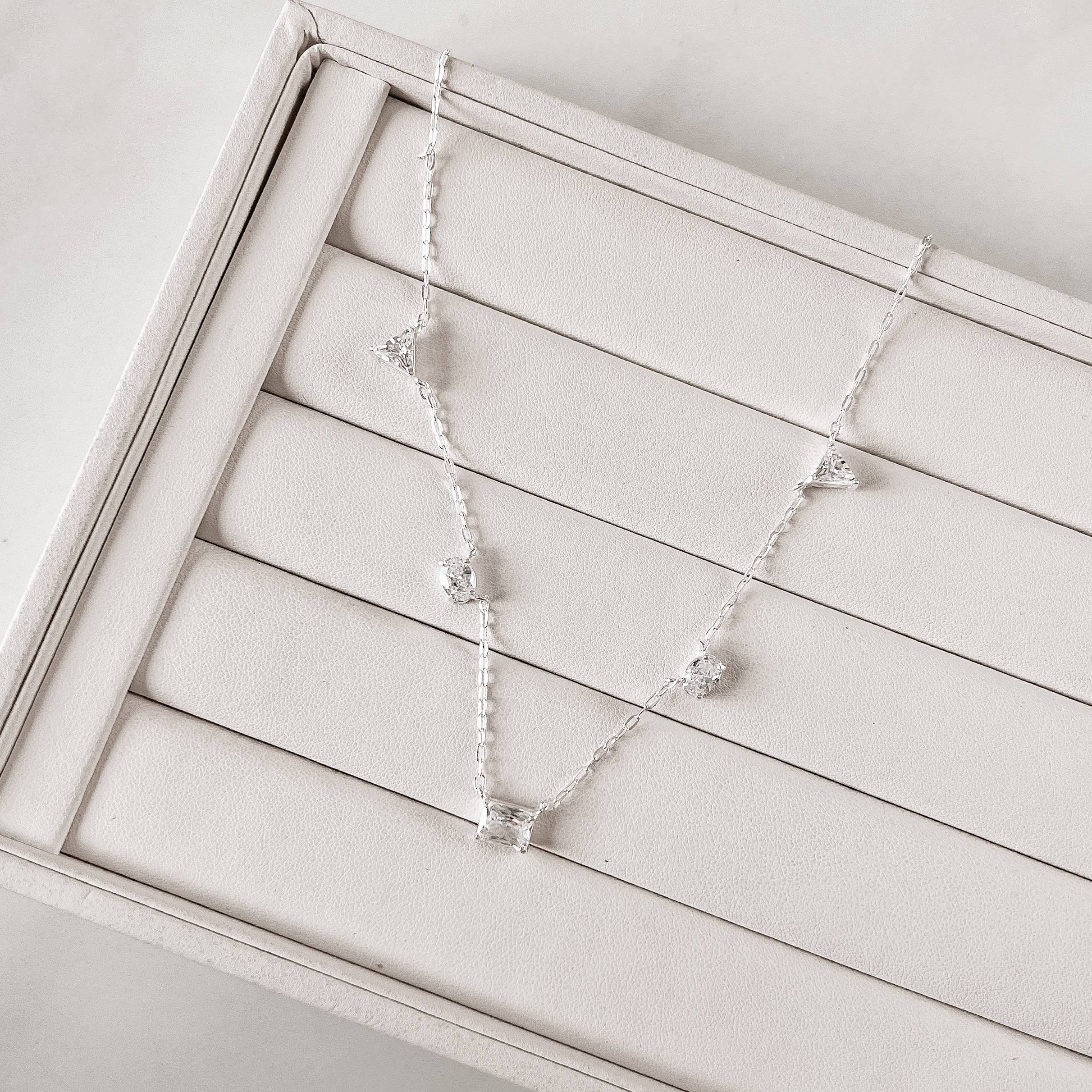 Imagem Colar zircônias triângulo, oval e retangular 40+5cm