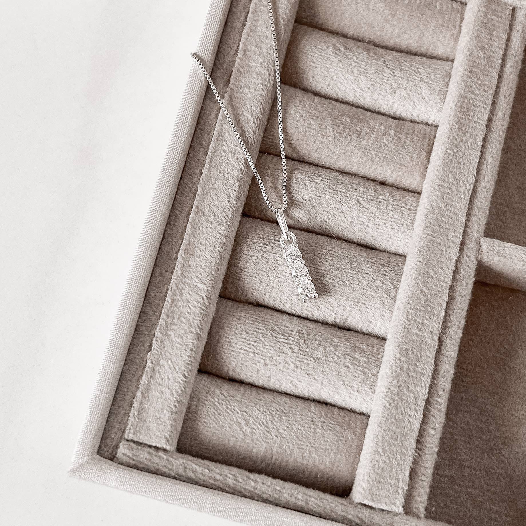 Imagem Colar pingente 3 zircônias 11mm 45cm