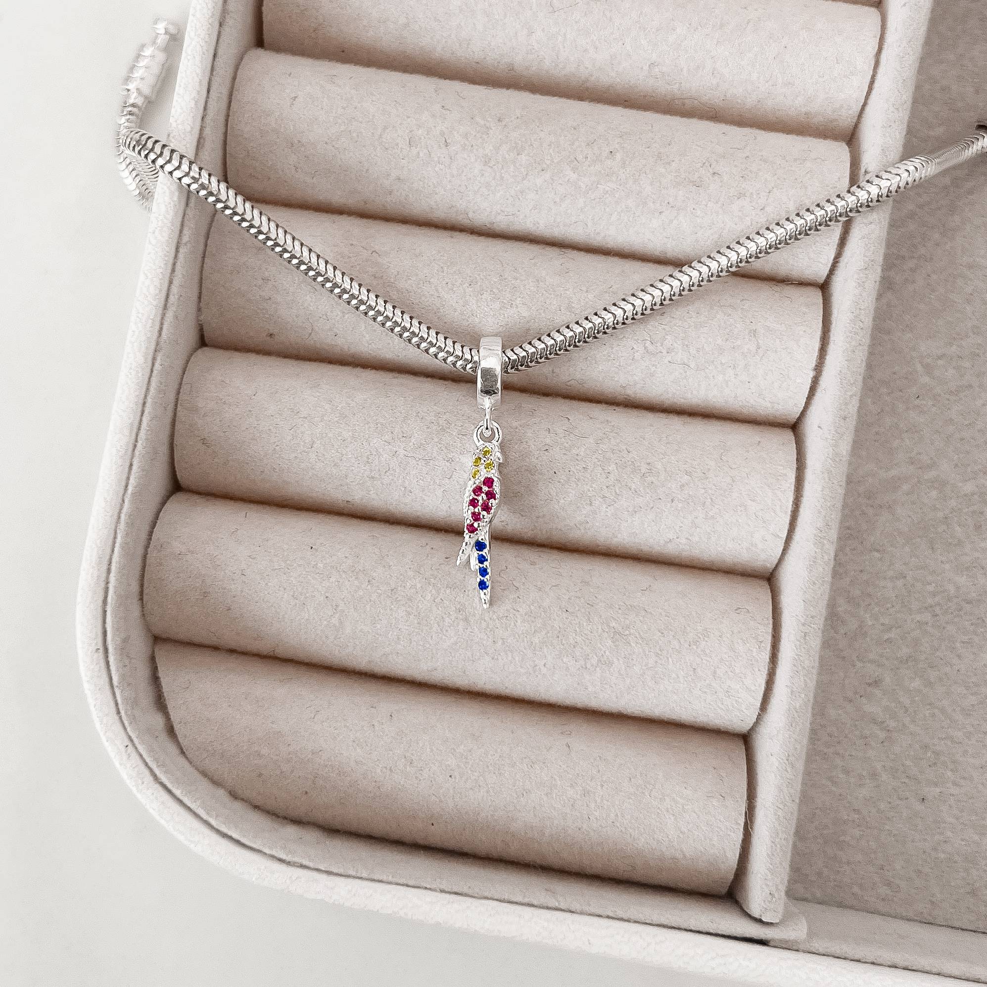 Berloque pingente arara cravejada colorida 15mm