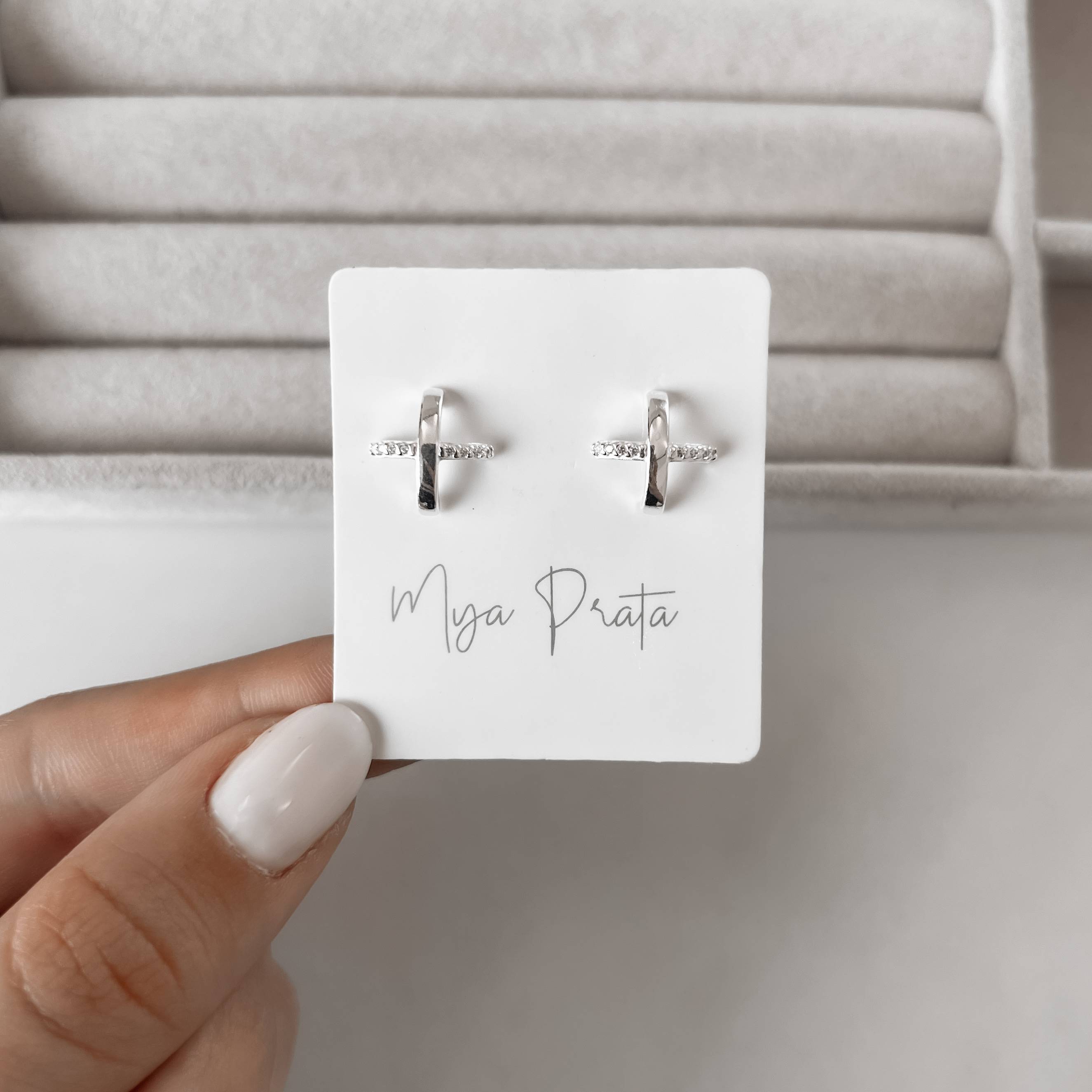 Imagem Brinco fio liso e cravejado 12mm