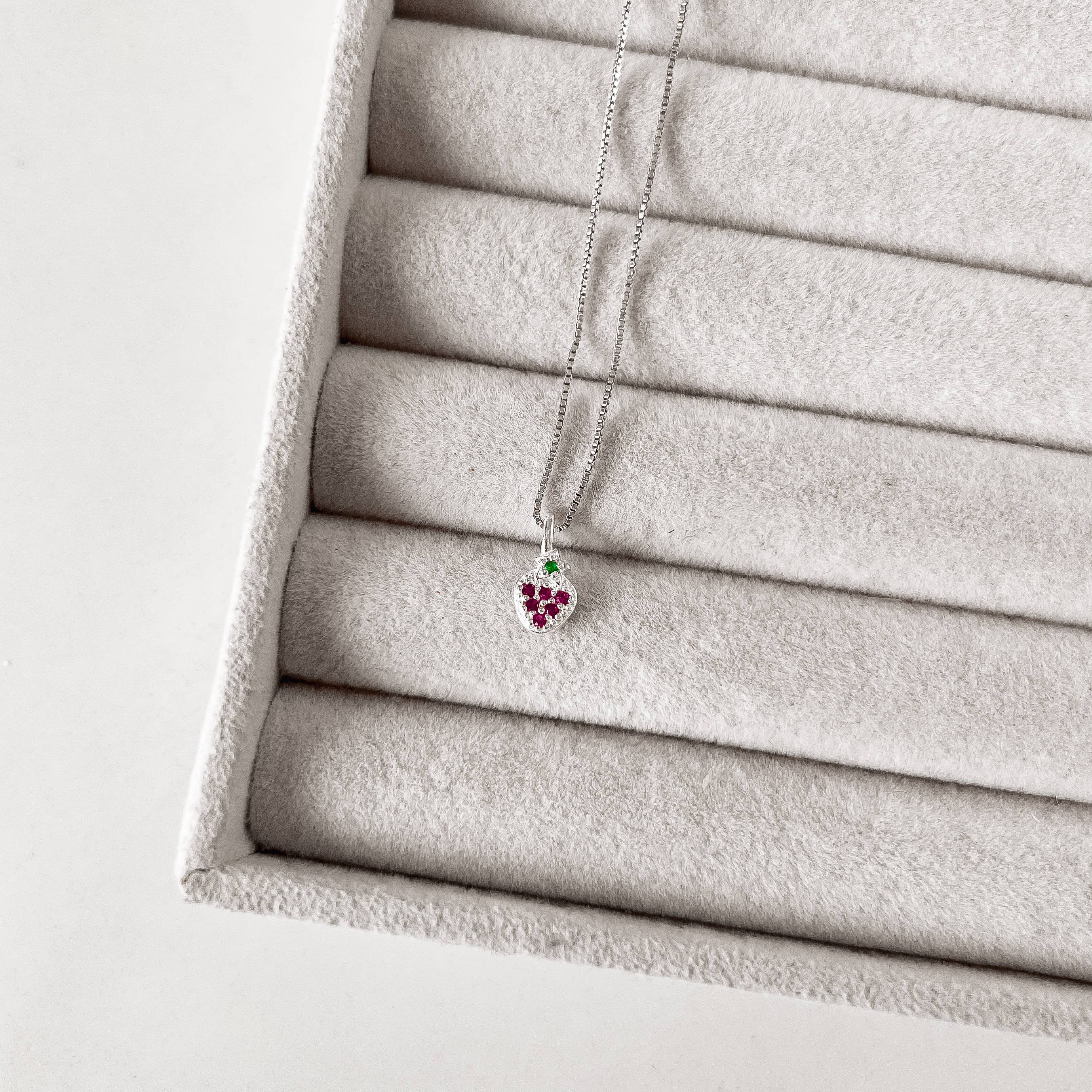 Colar pingente morango com zircônias coloridas 8mm 40cm