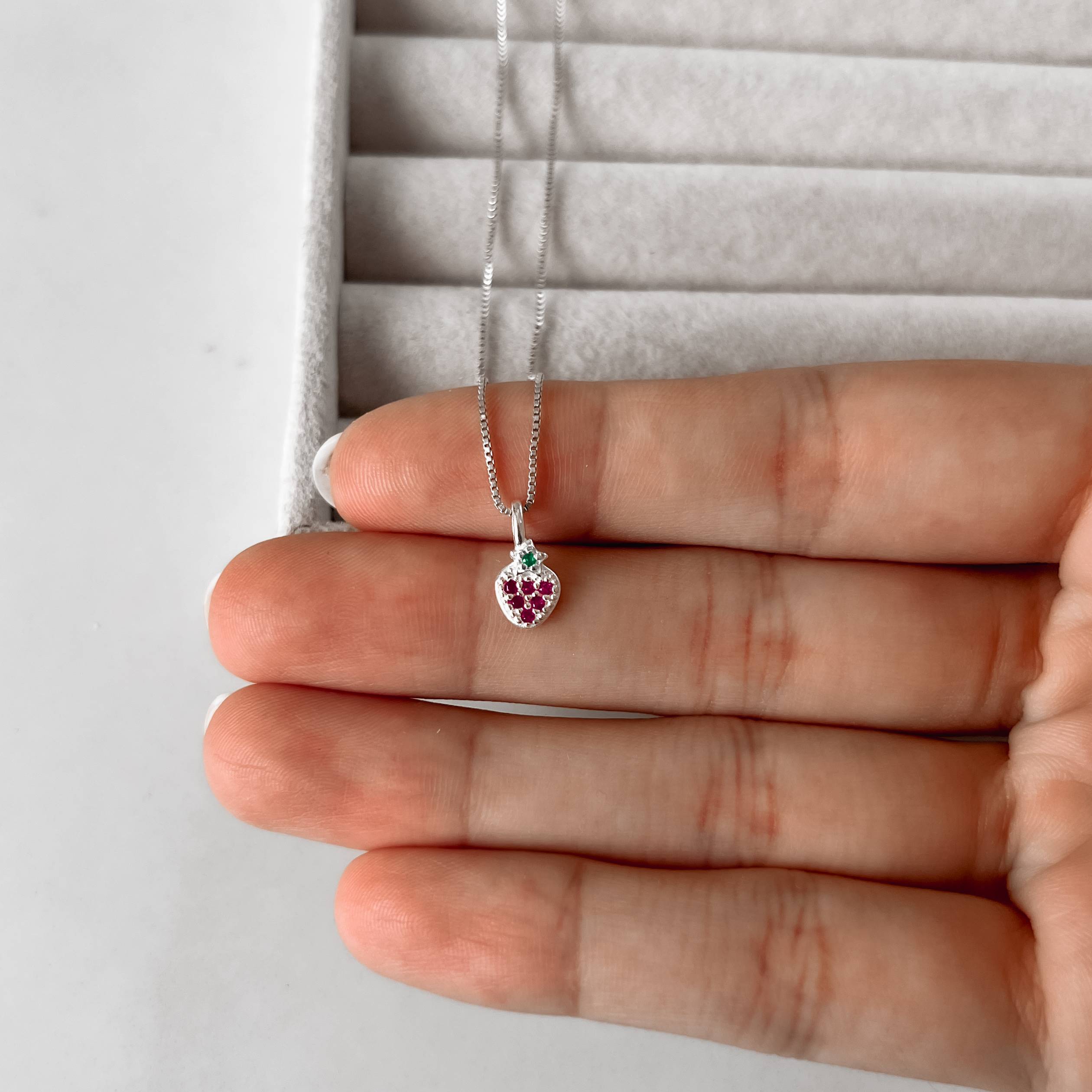 Imagem Secundária Colar pingente morango com zircônias coloridas 8mm 40cm