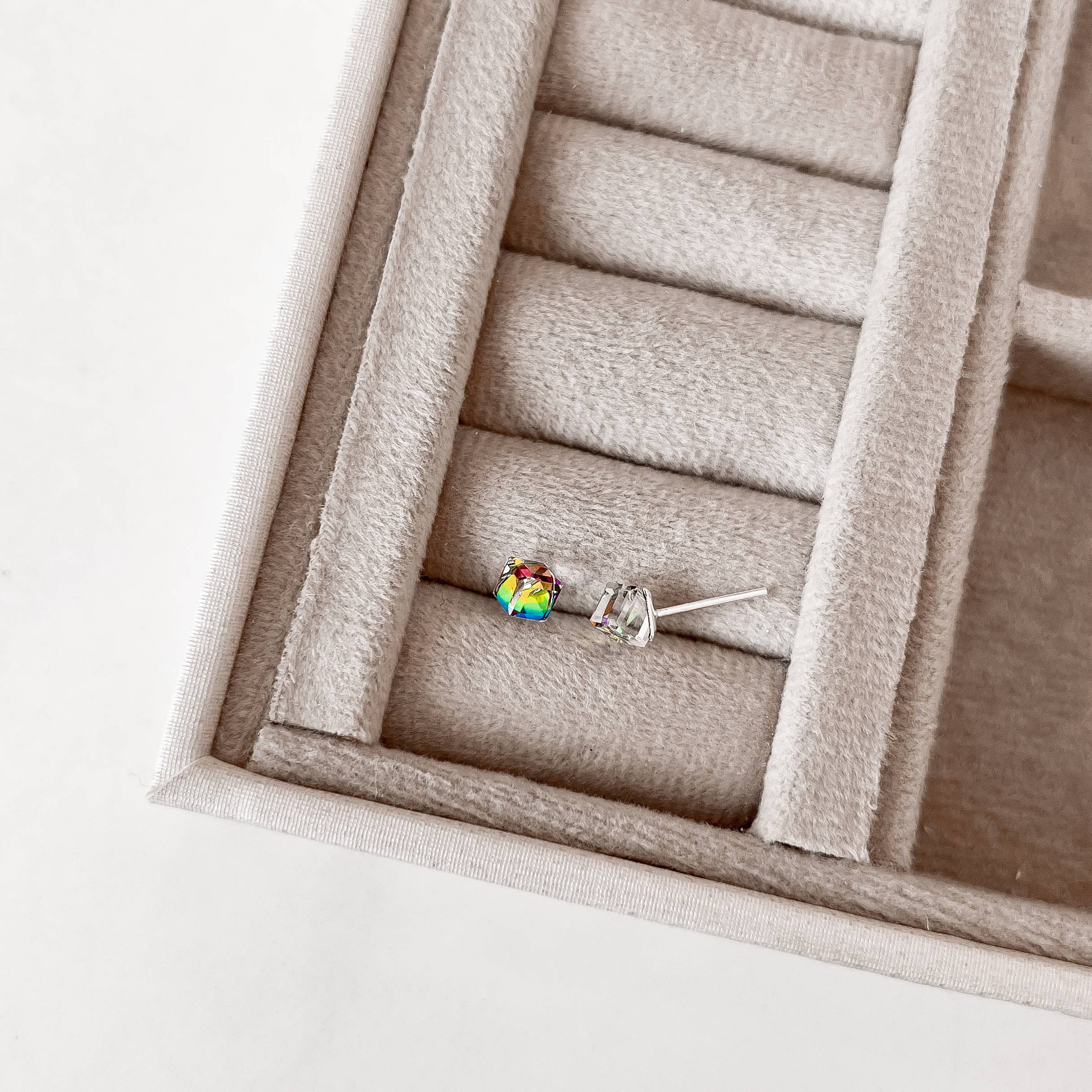 Brinco cubo multicolor 4mm