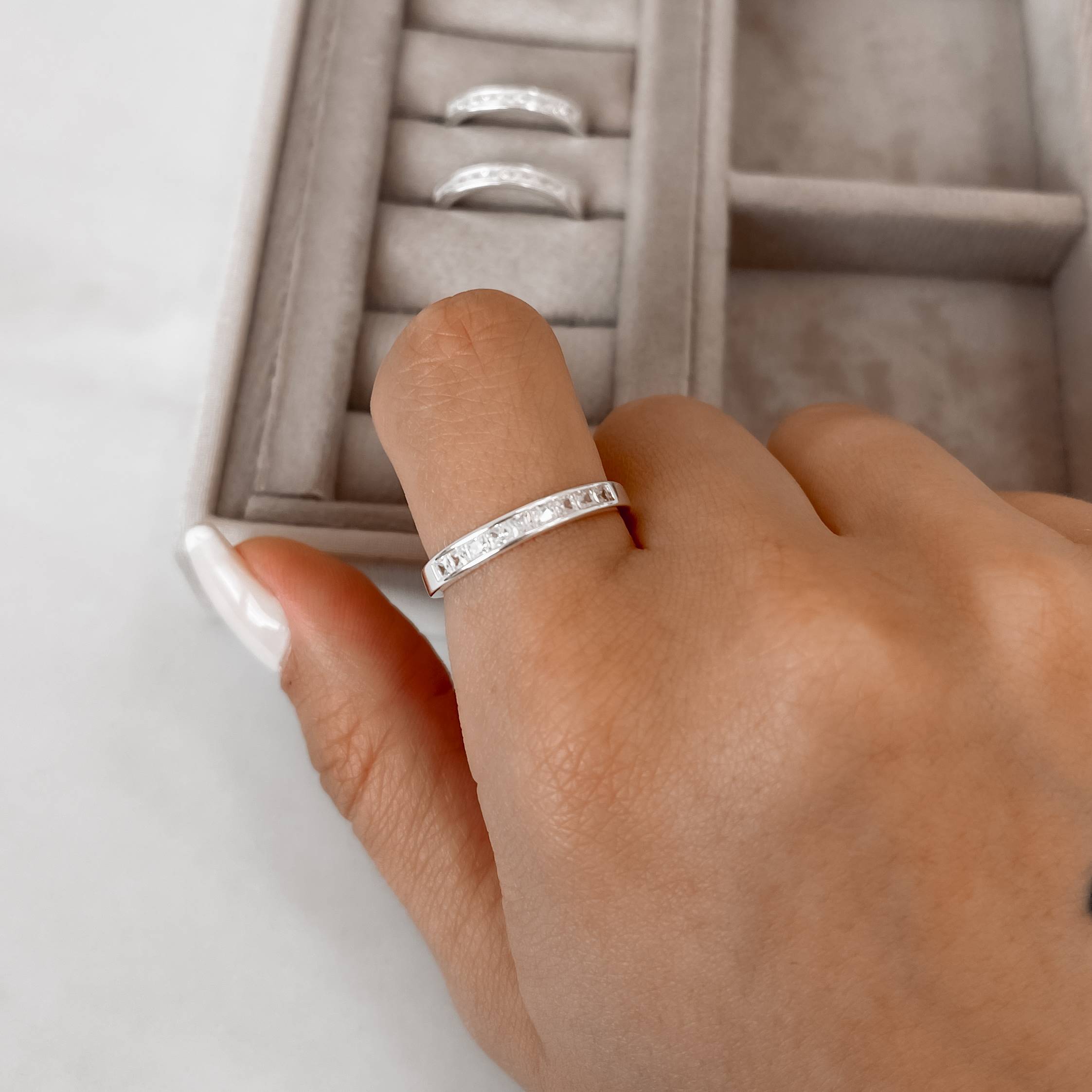 Anel meia aliança zircônias quadradas