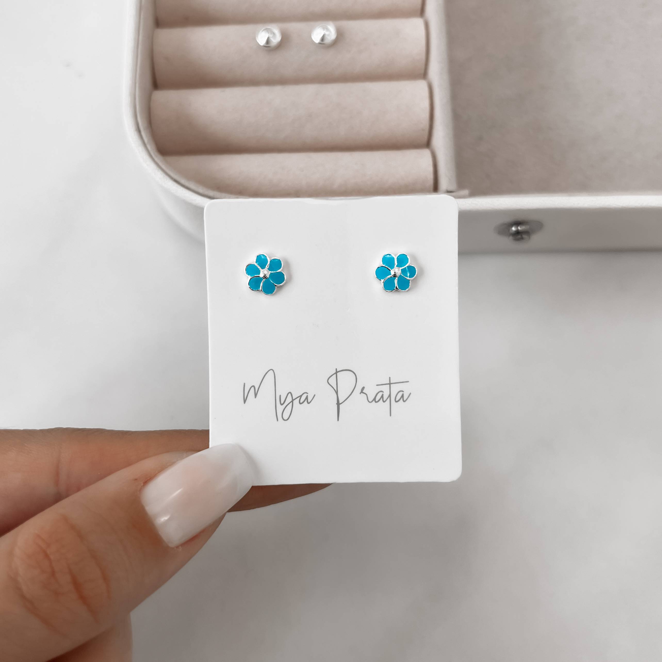 Brinco infantil flor resina azul 6mm tarraxa baby