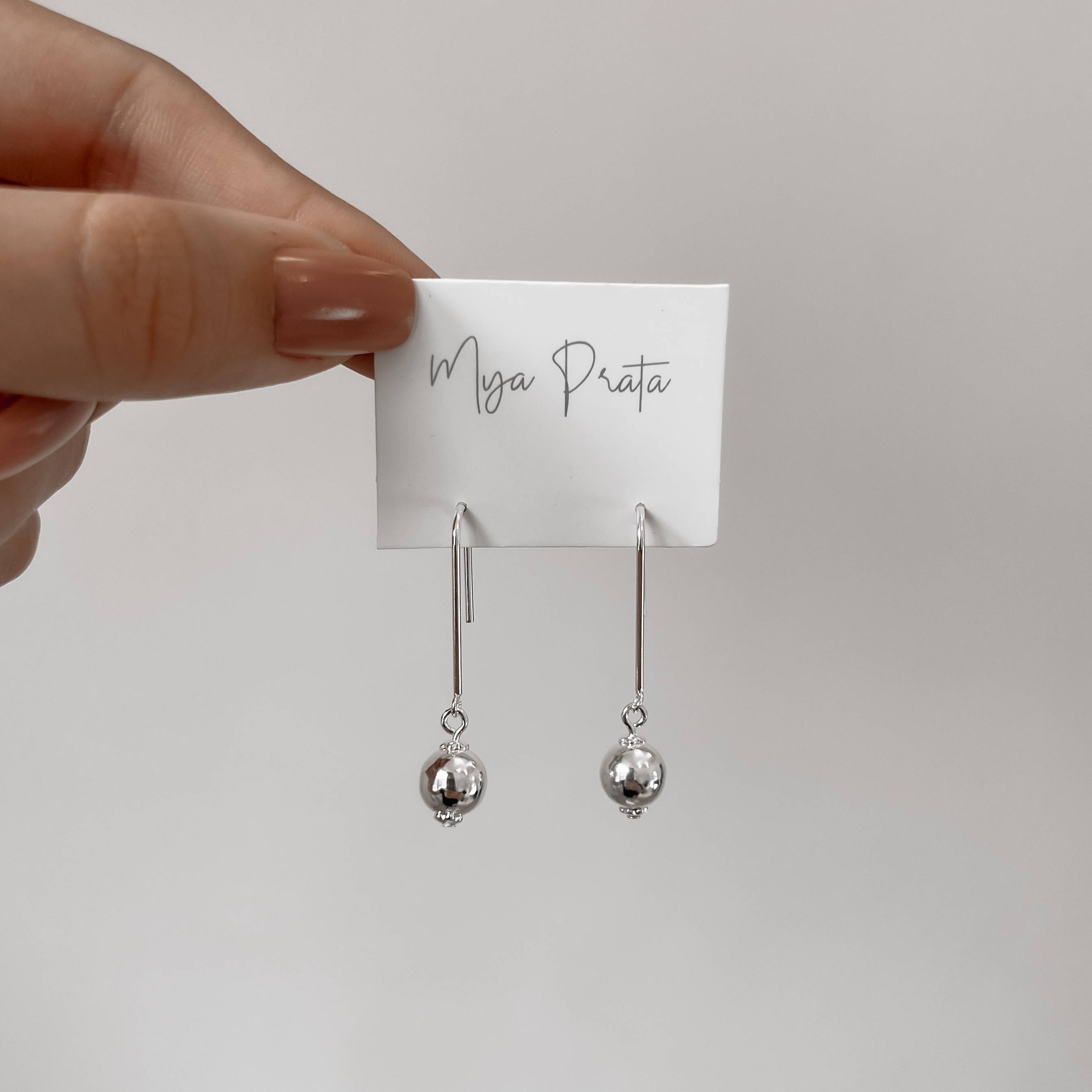 Imagem Brinco fio rígido pingente bola 8mm