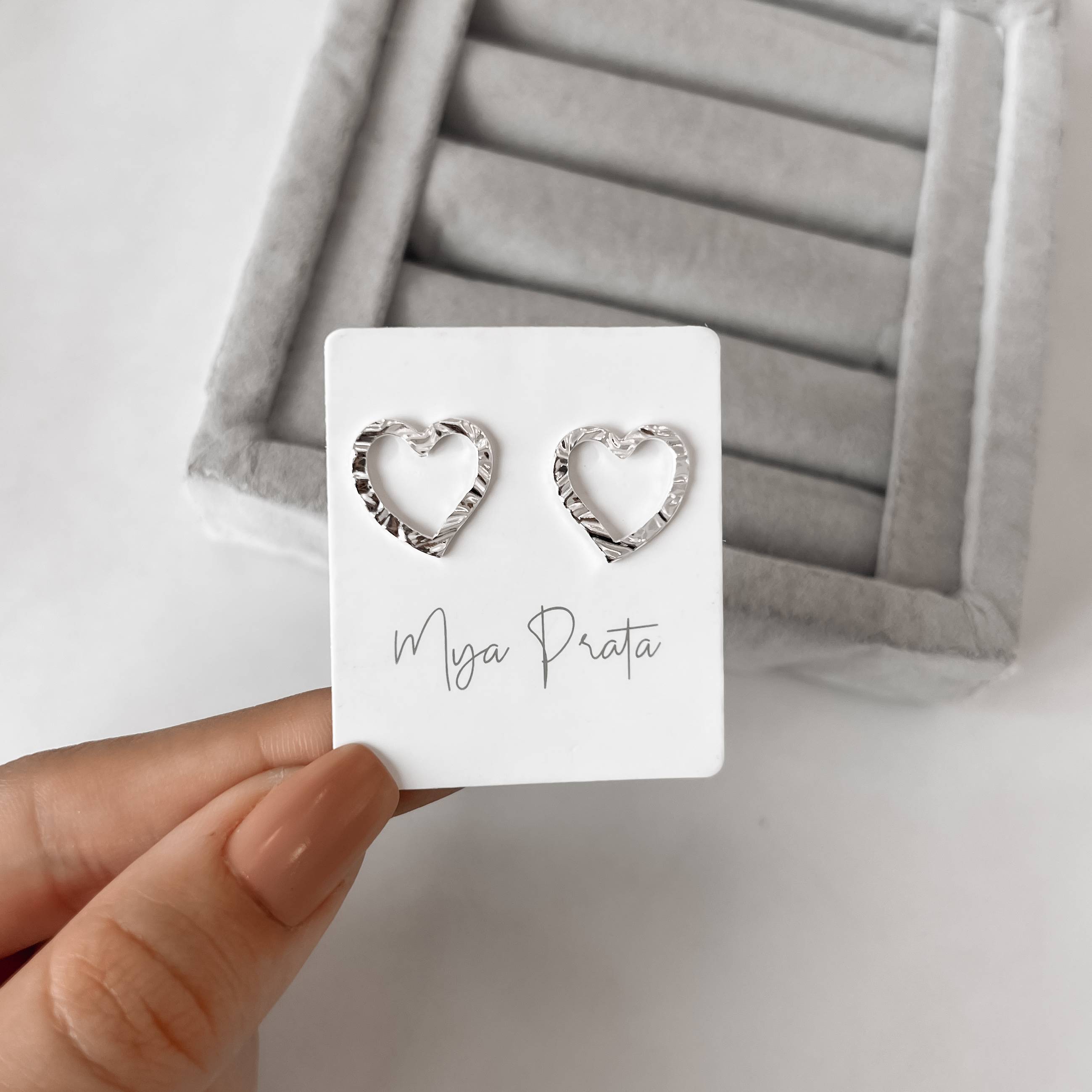 Imagem Brinco coração vazado ondulado 14mm