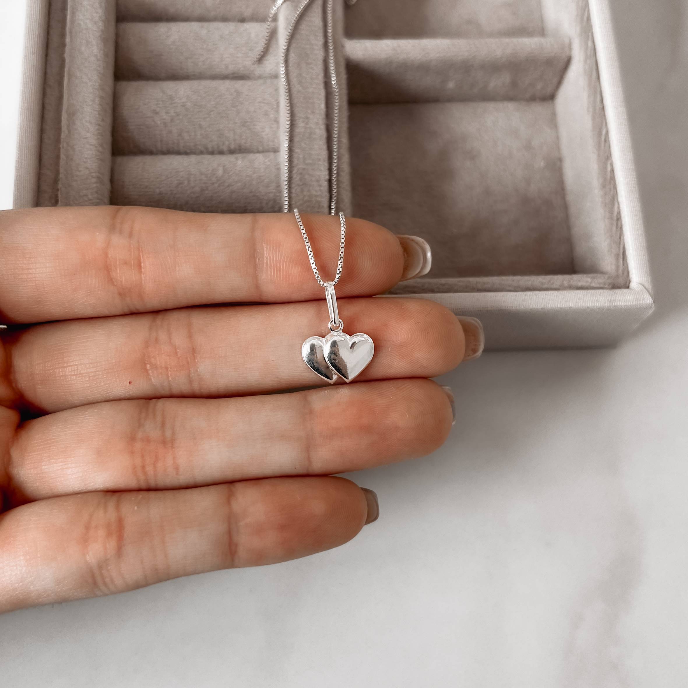 Colar pingente 2 corações lisos 12mm 45cm