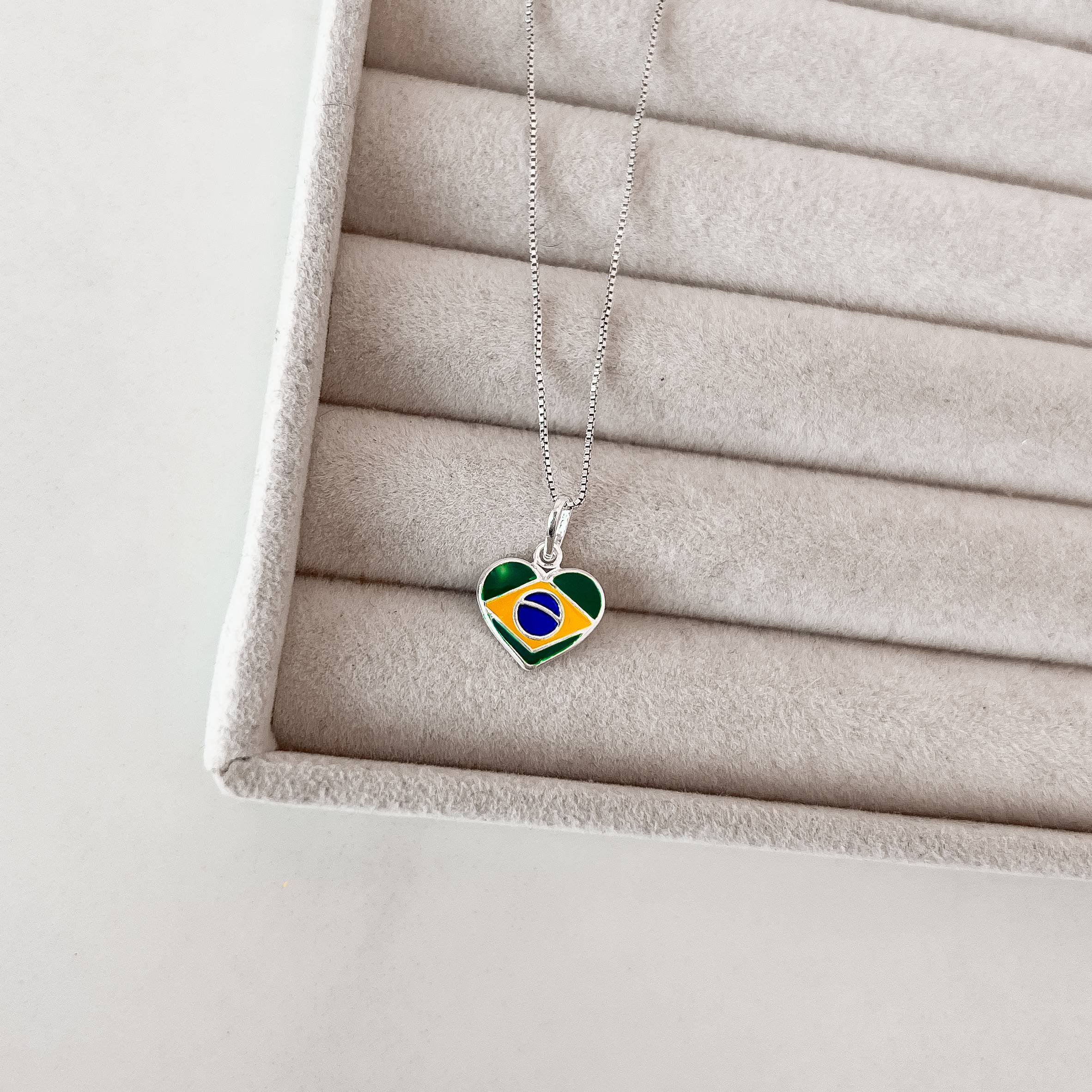 Imagem Secundária Colar pingente coração Brasil resina 12mm 45cm