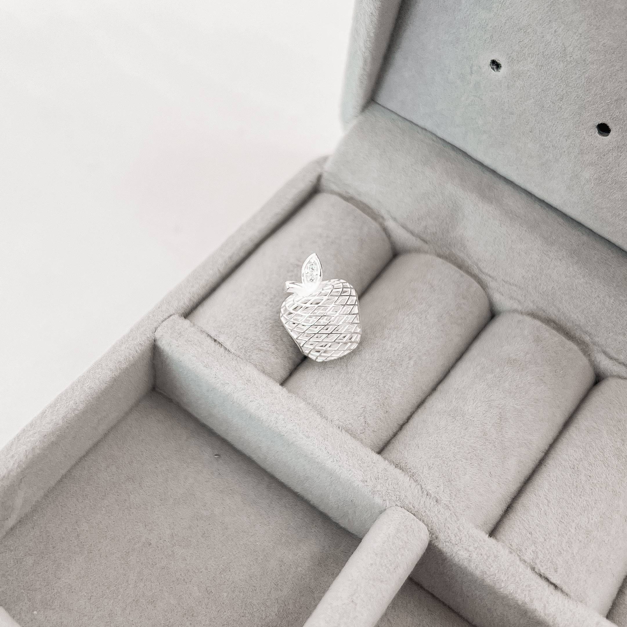 Berloque separador maçã 3D detalhe zircônias 14mm