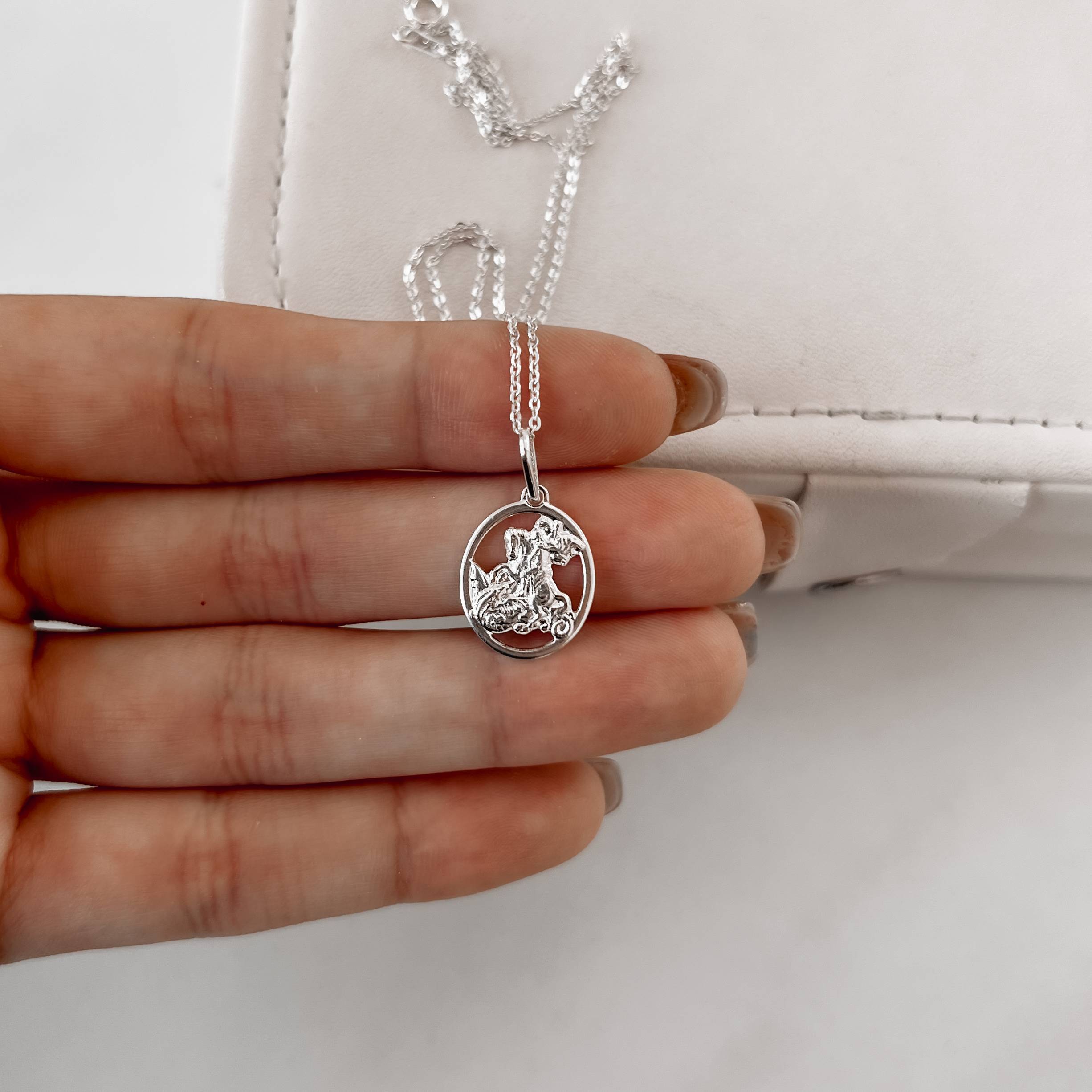 Imagem Secundária Colar pingente medalha oval São Jorge 17mm corrente cadeadinho 45cm