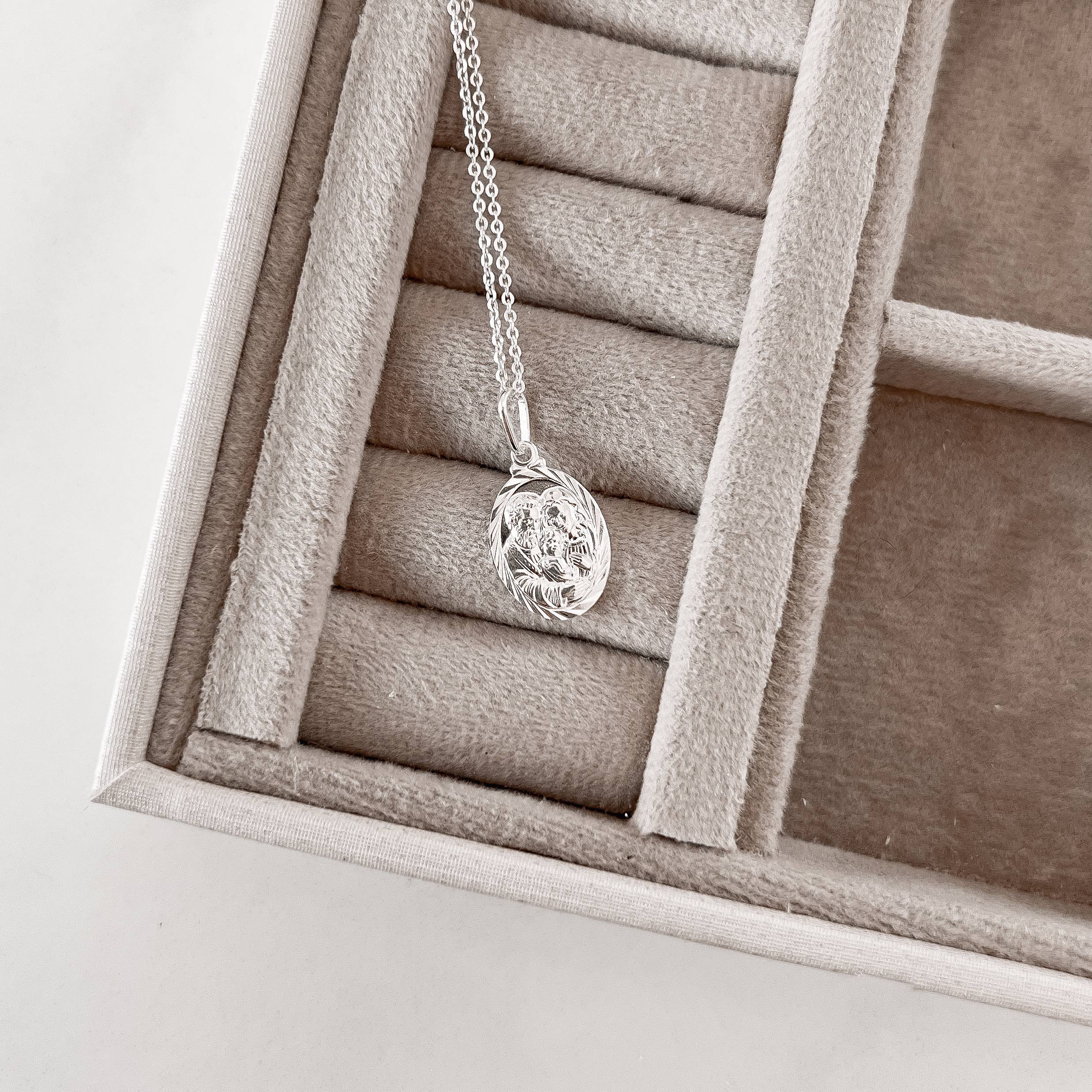 Colar pingente medalha oval Sagrada Família 18mm corrente cadeadinho 45cm