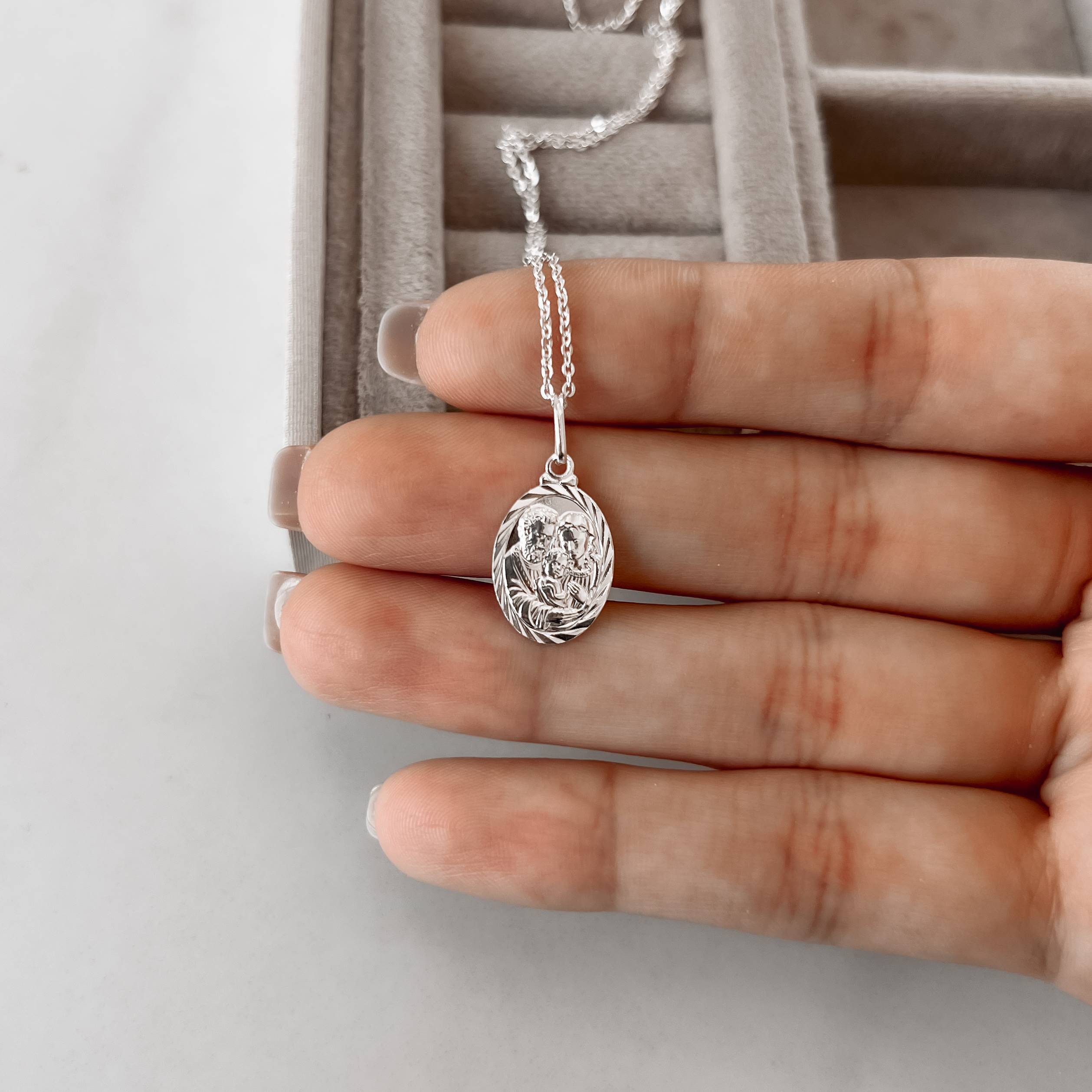 Imagem Secundária Colar pingente medalha oval Sagrada Família 18mm corrente cadeadinho 45cm