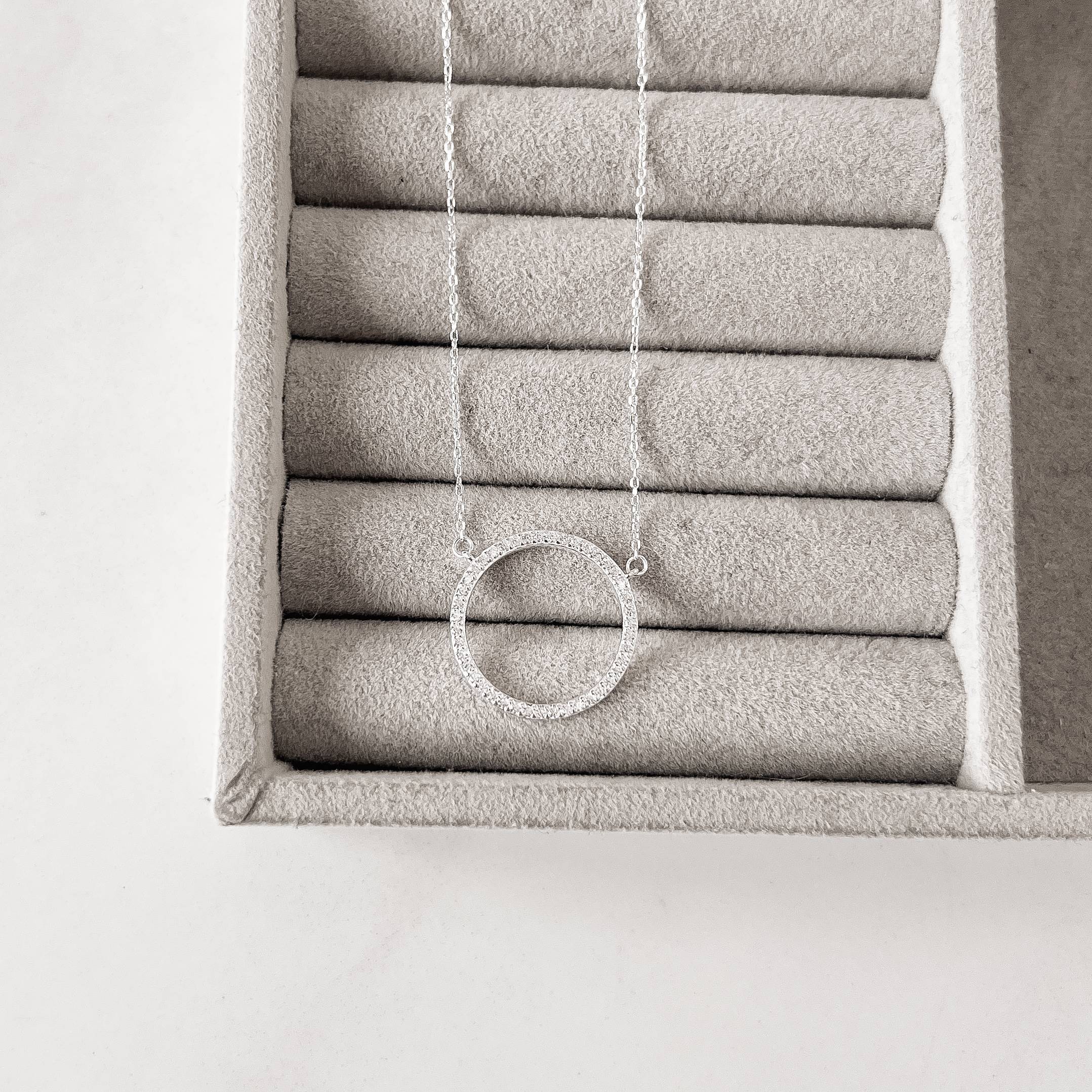 Colar entremeio círculo vazado cravejado 20mm 40+5cm