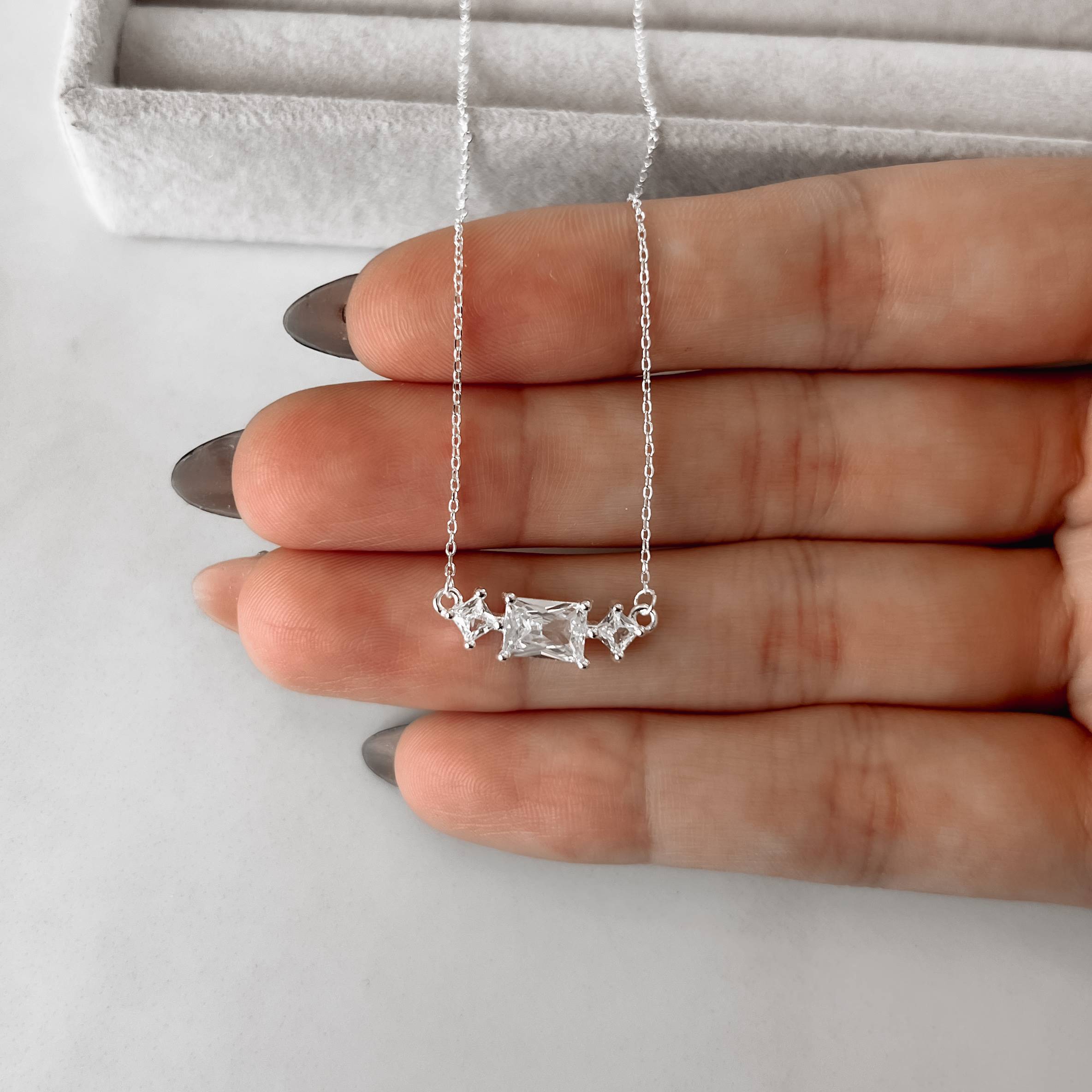 Imagem Secundária Colar entremeio zircônias retangular e losango 18mm 40+5cm