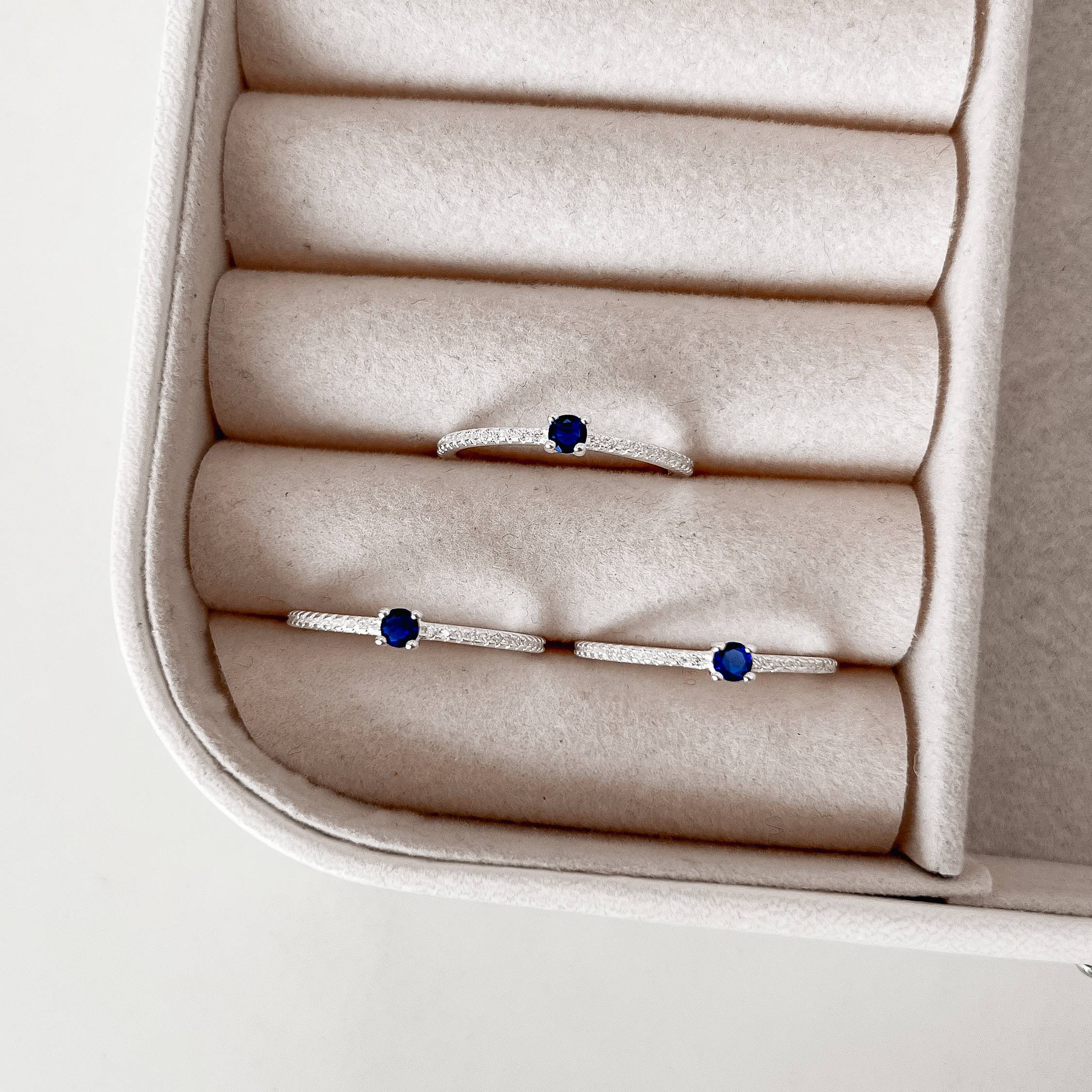 Imagem Secundária Anel meia aliança com solitário azul 3mm