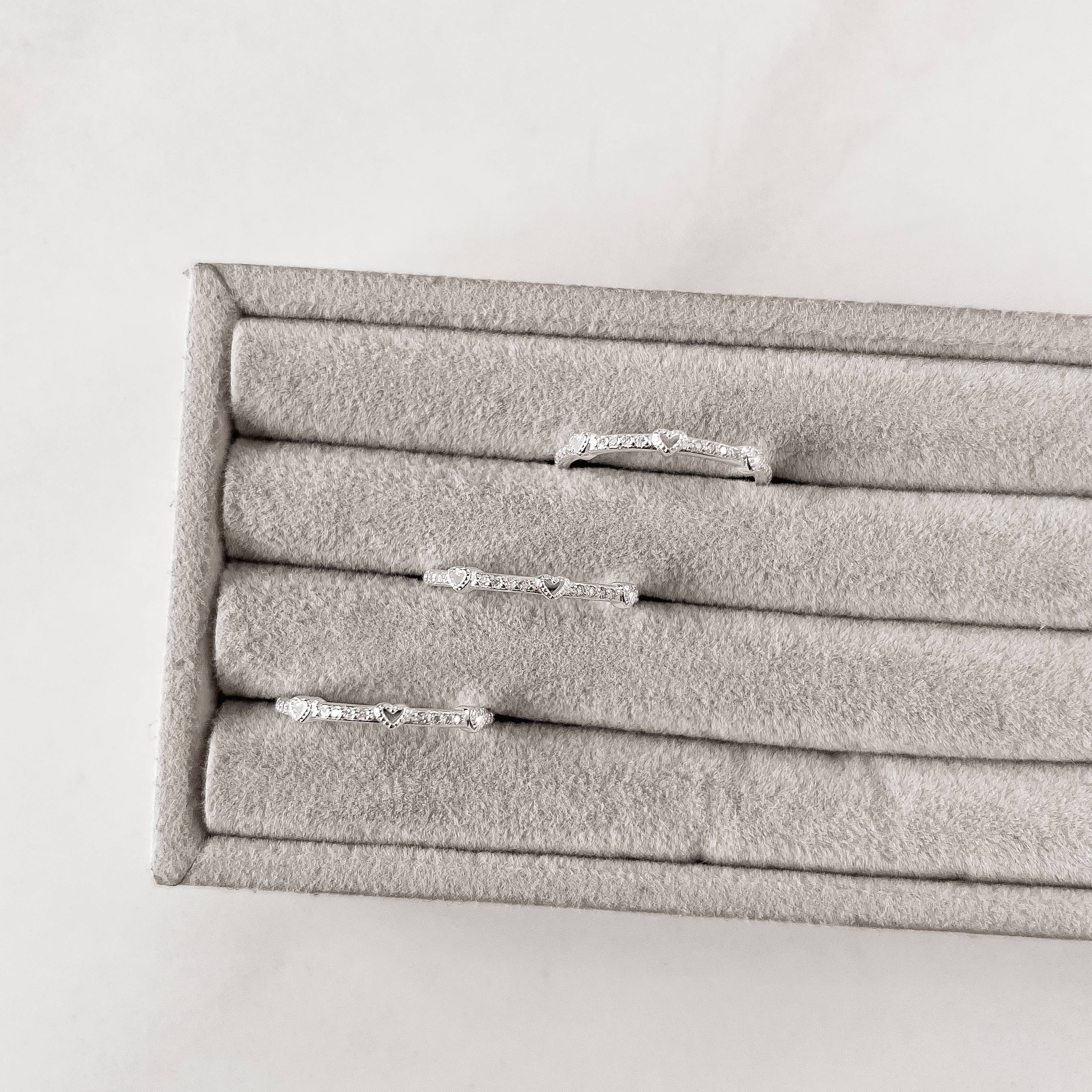 Imagem Secundária Anel meia aliança com mini corações vazados