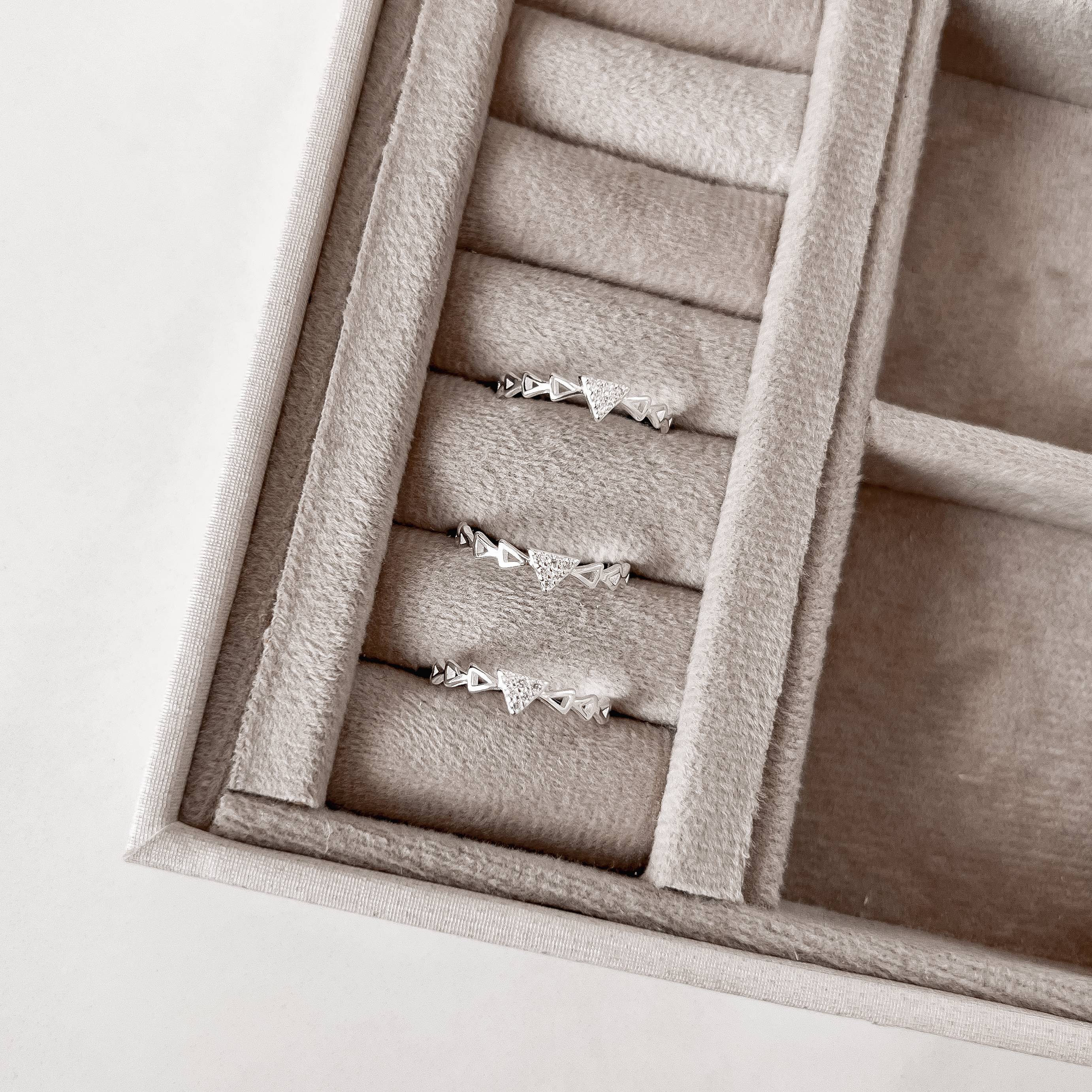 Anel triângulo cravejado com triângulos vazados