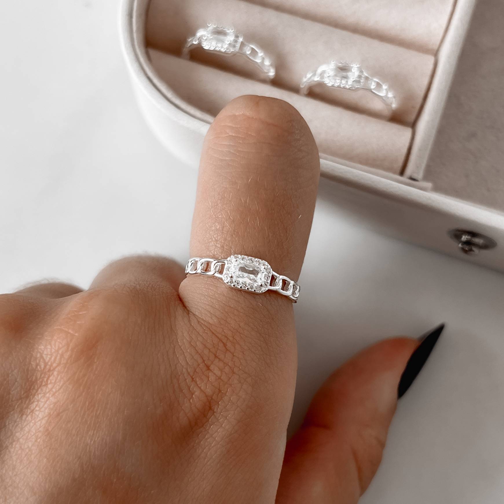 Anel zircônia retangular com cravejado detalhe corrente