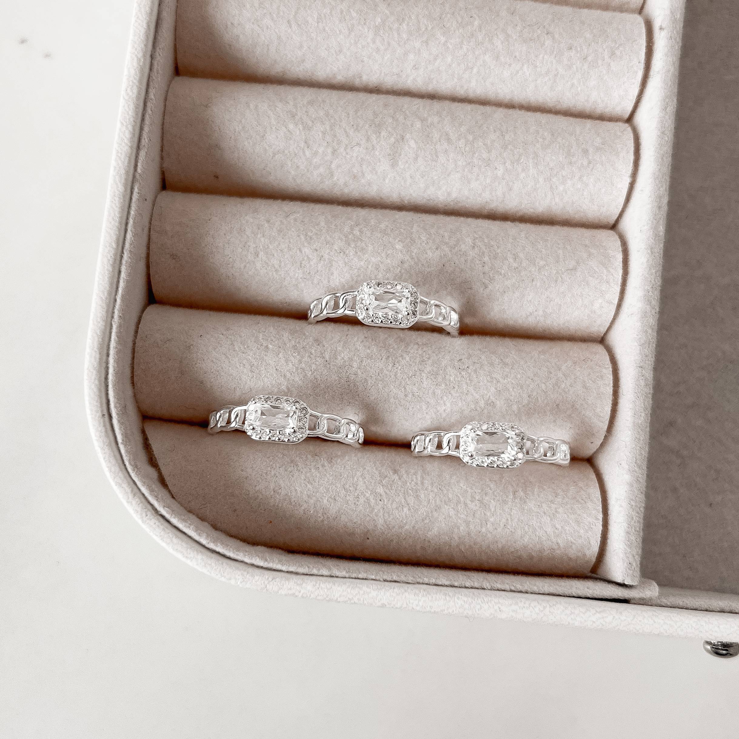 Imagem Secundária Anel zircônia retangular com cravejado detalhe corrente