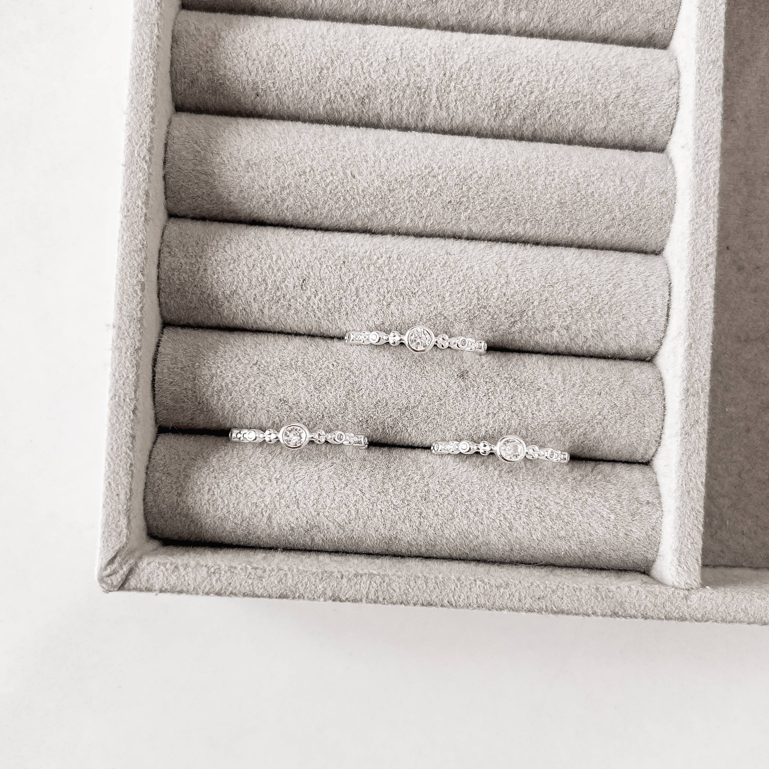 Anel zircônias e bolinhas