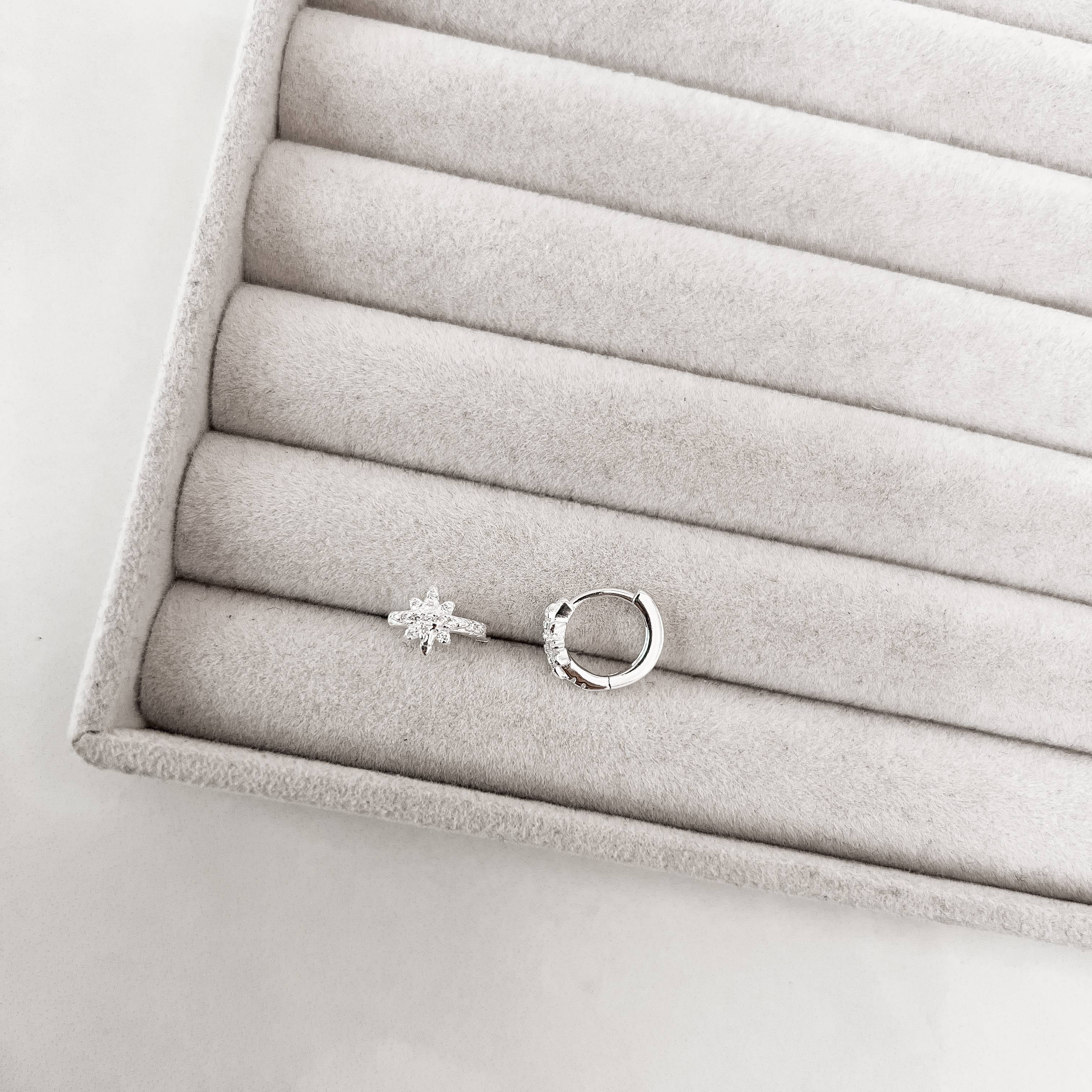 Argola click estrela 8 pontas cravejada 11mm