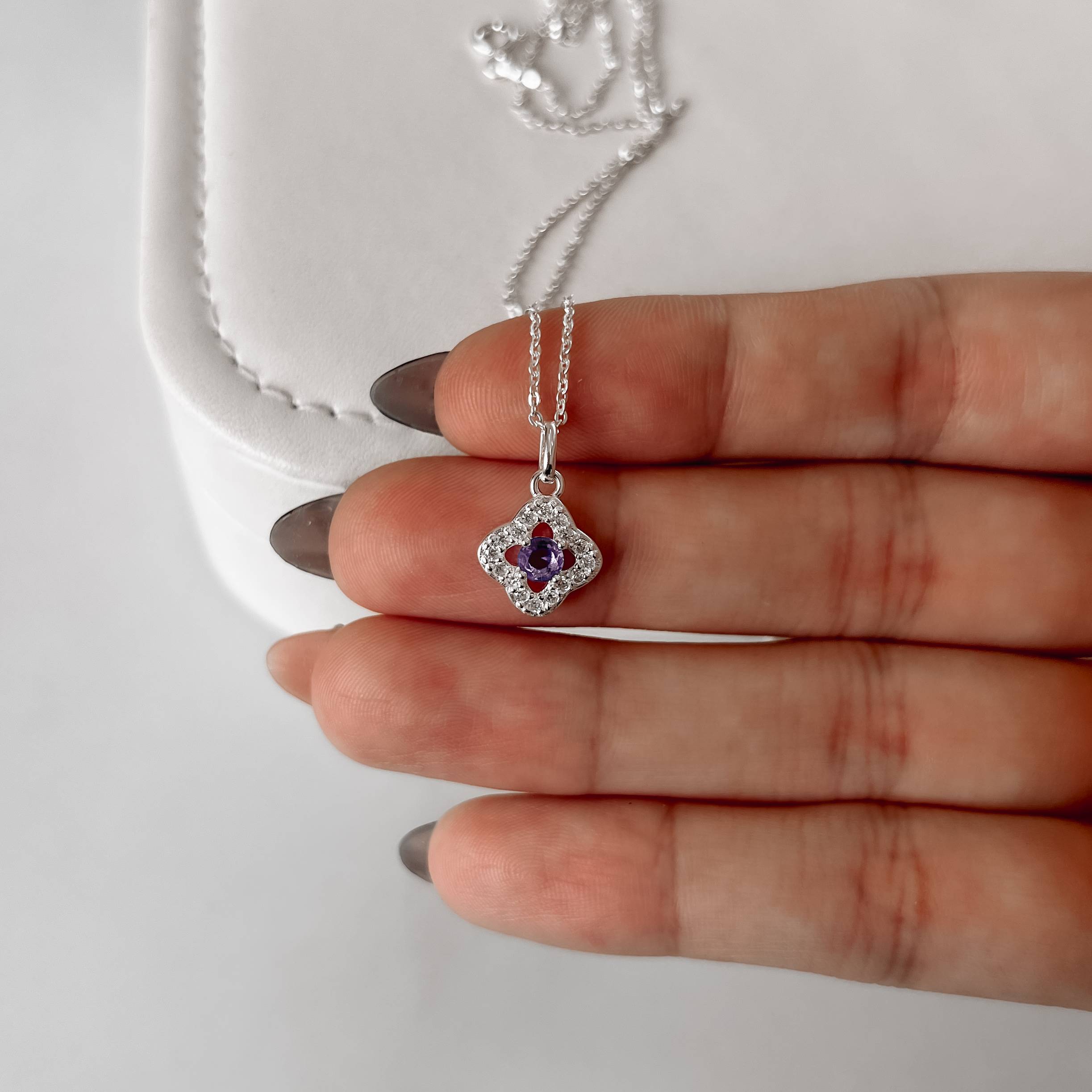 Imagem Secundária Colar pingente trevo vazado cravejado com zircônia lilás 11mm corrente cadeadinho 45cm