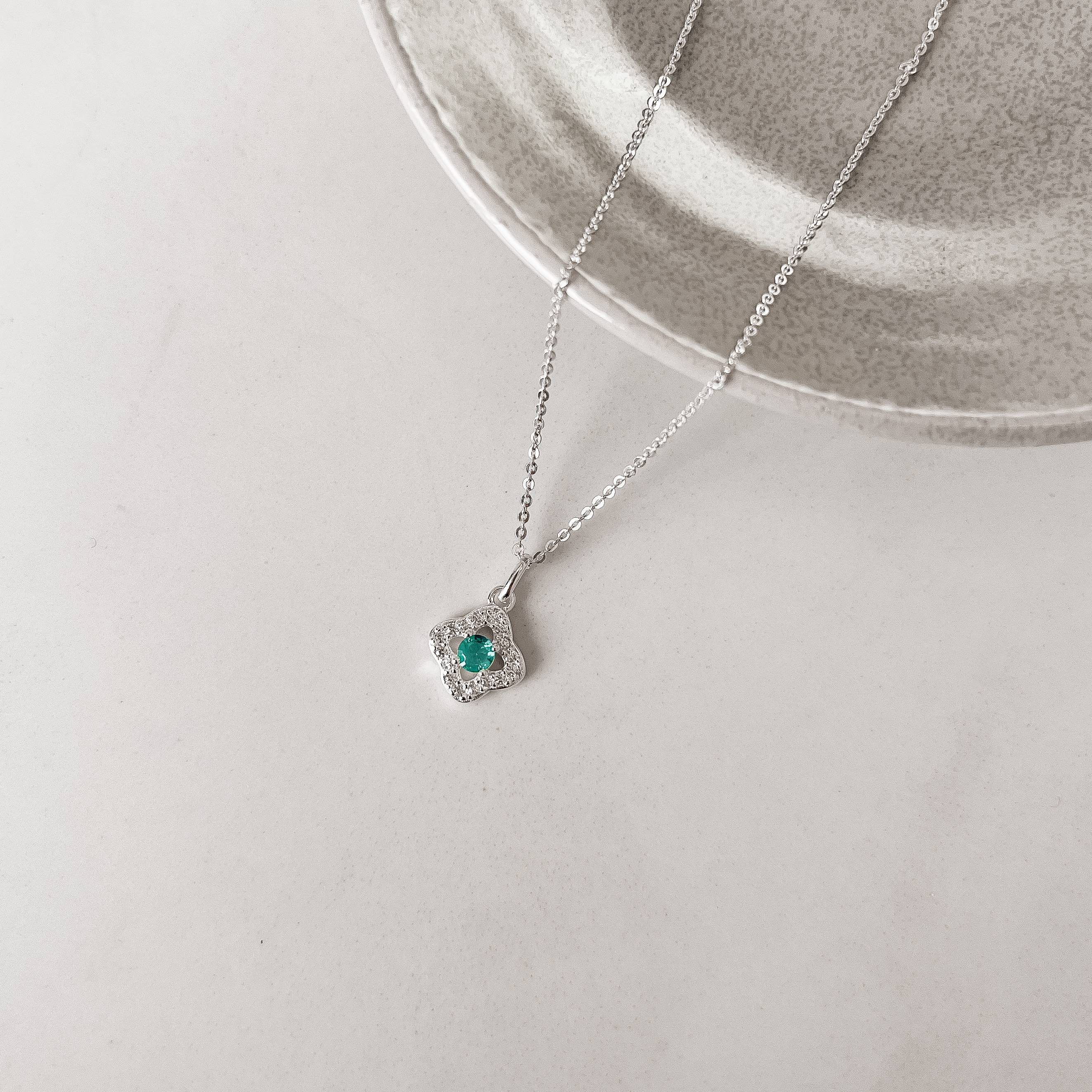 Colar pingente trevo vazado cravejado com zircônia acqua 11mm corrente cadeadinho 45cm