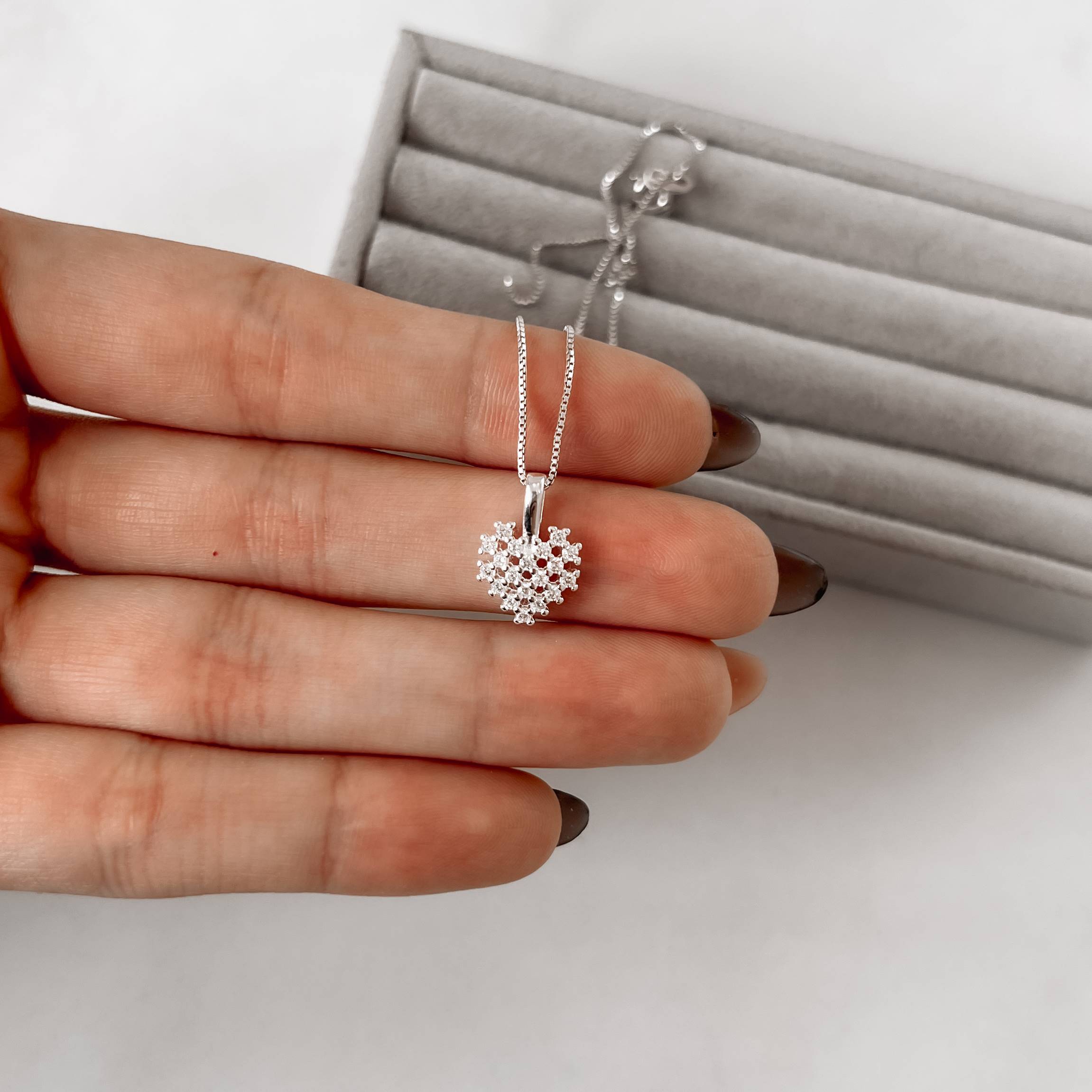 Colar pingente coração rendado cravejado 10mm 45cm