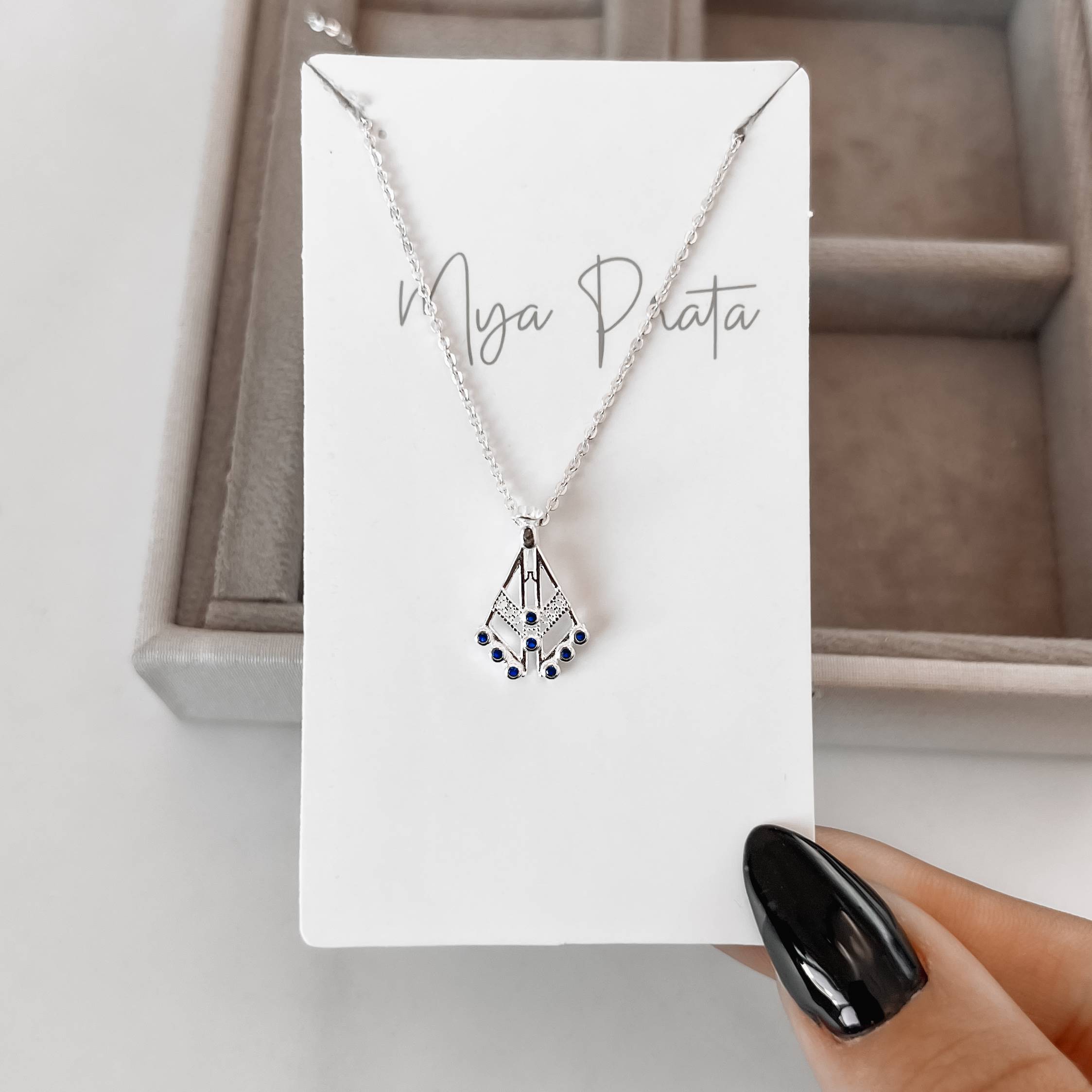 Colar Nsa. Sra. Aparecida vazada detalhe cravejado azul 17mm corrente cadeadinho 45cm