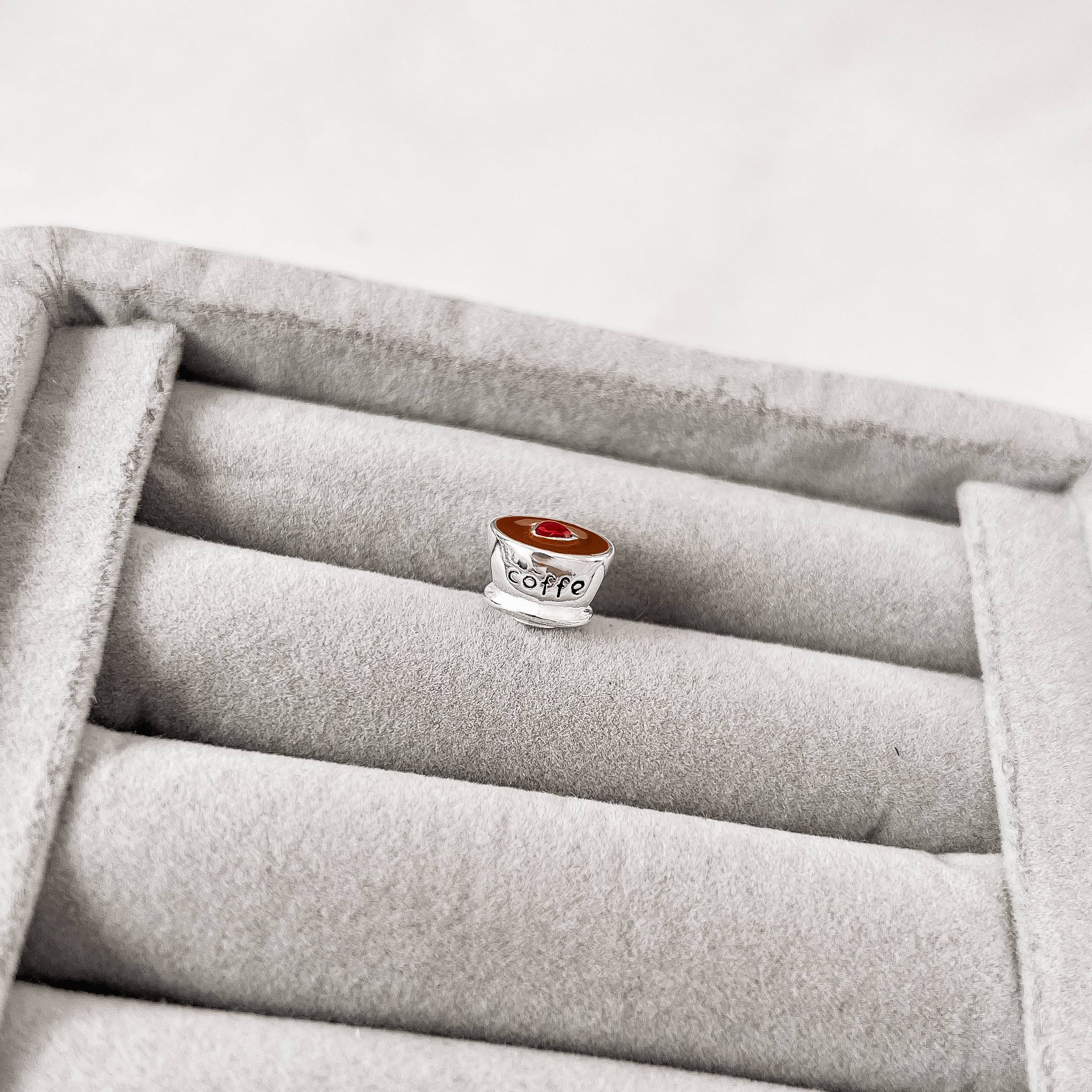 Berloque separador xícara café detalhe coração 13mm resina