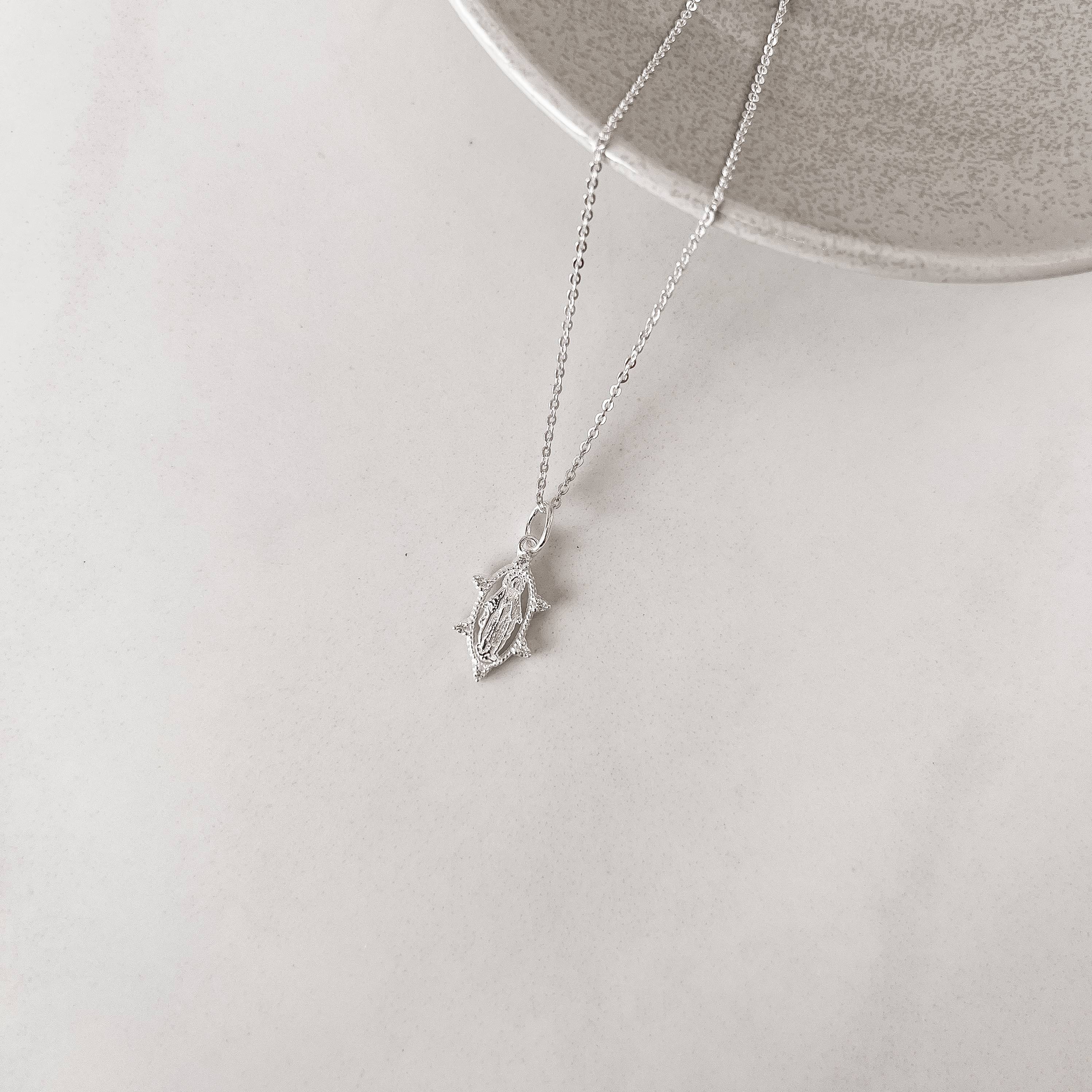 Imagem Colar pingente medalha oval Nsa. Sra. das Graças com zircônias 16mm corrente cadeadinho 45cm